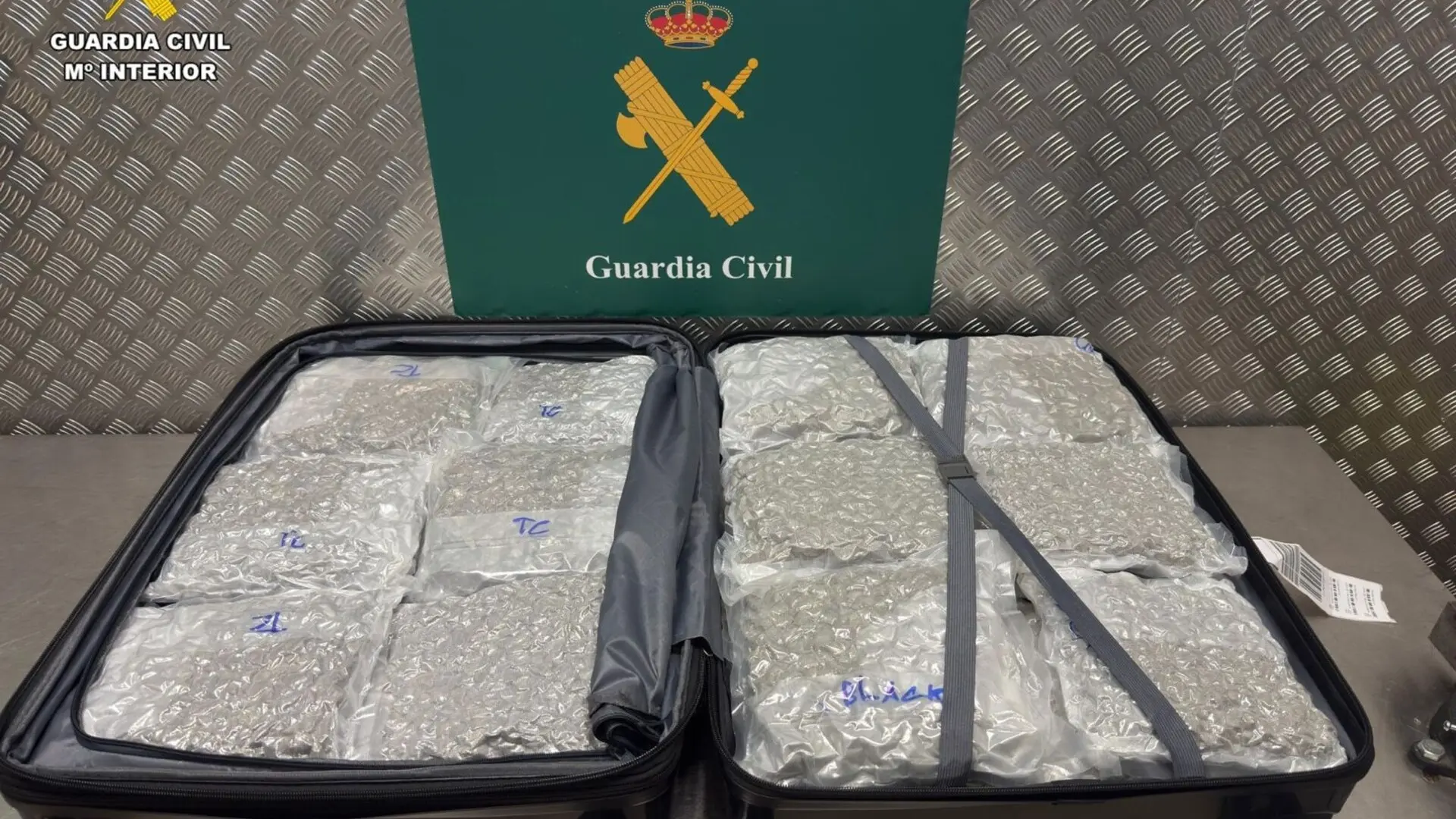 Detenidos tres viajeros en Barajas con casi 60 kilos de marihuana en sus maletas