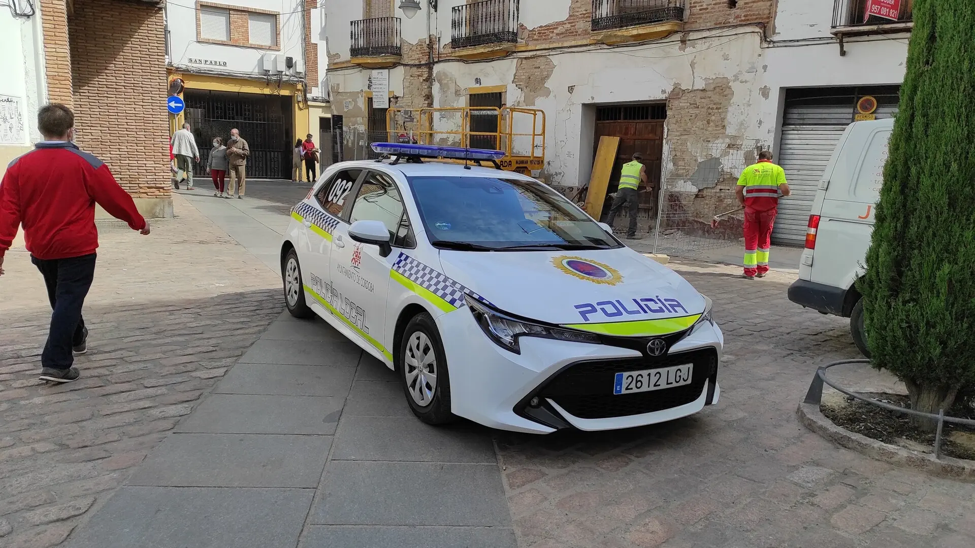 
         Un hombre se atrinchera en una vivienda con un cuchillo y podría haber matado a su pareja en Córdoba 
    