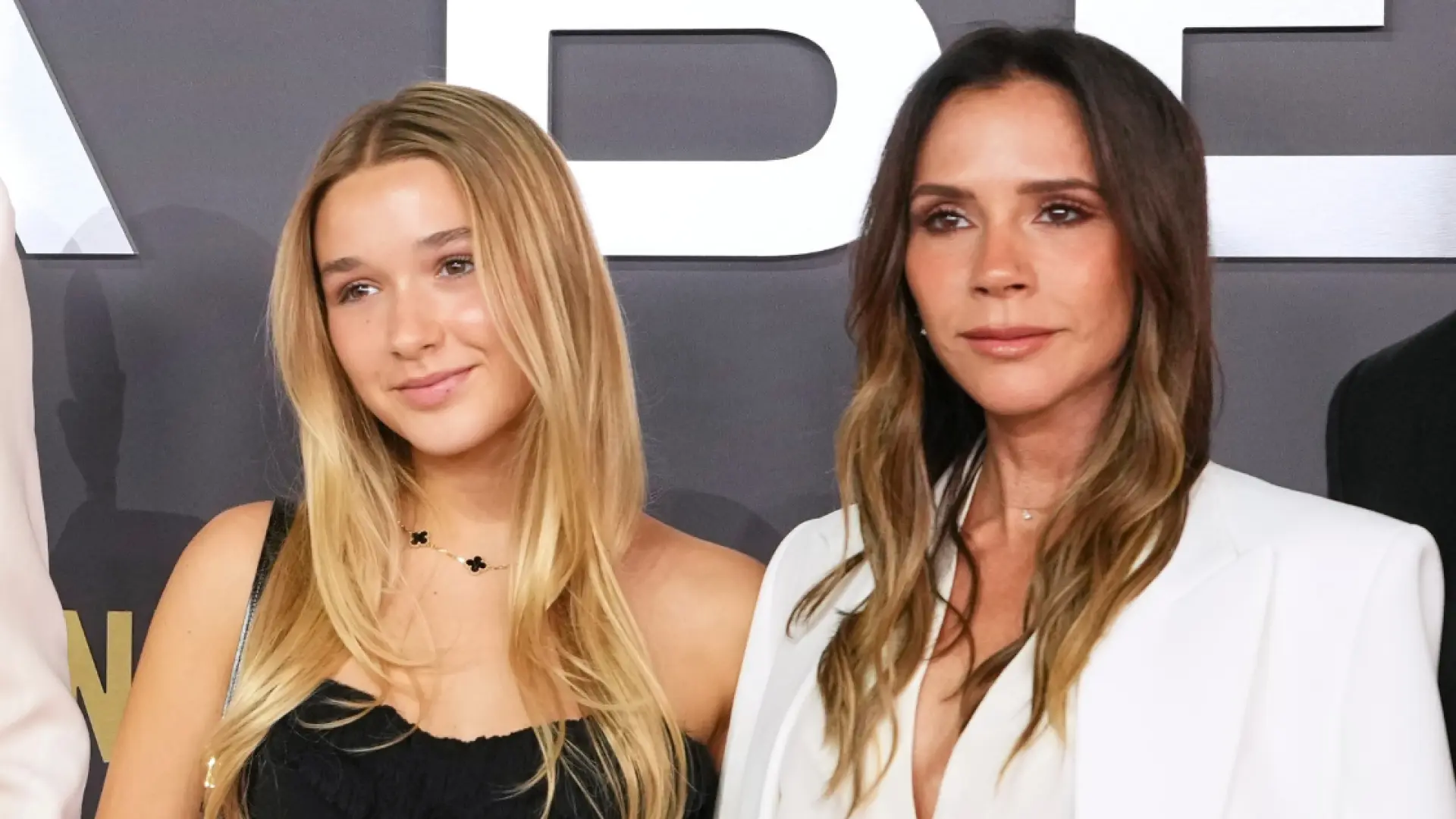 Victoria Beckham y su hija Harper superan todas las expectativas de la alfombra roja con 'looks' lenceros y aberturas kilométricas