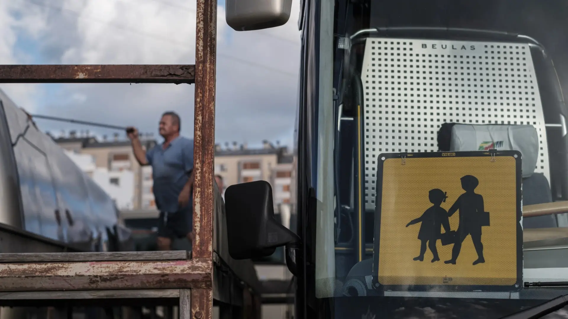Competencia investiga a un presunto cártel de transporte escolar que se repartía contratos públicos