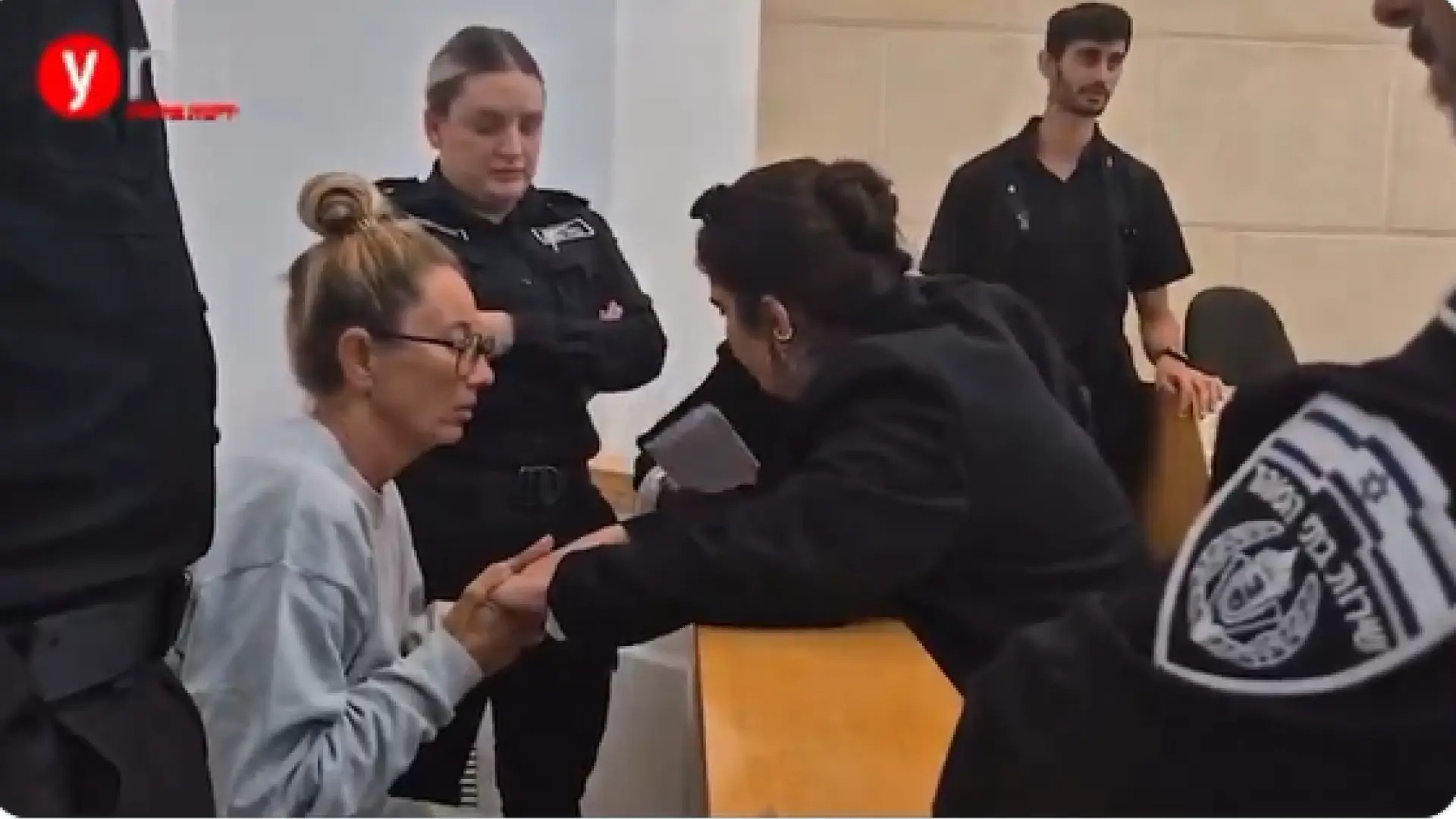 Las primeras imágenes de la activista Reyes Rigo retenida por Israel tras morder a un soldado israelí: "Me están amenazando"