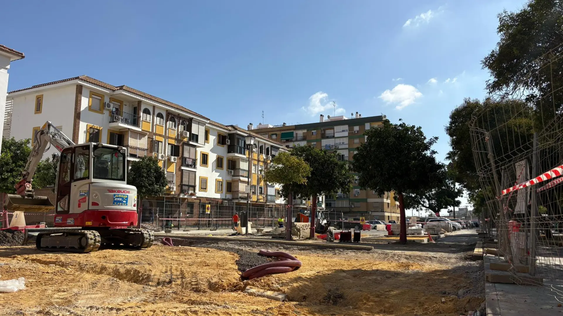 El Ayuntamiento renueva el pavimento y mejora una zona infantil en el barrio Las Águilas de Cerro-Amate