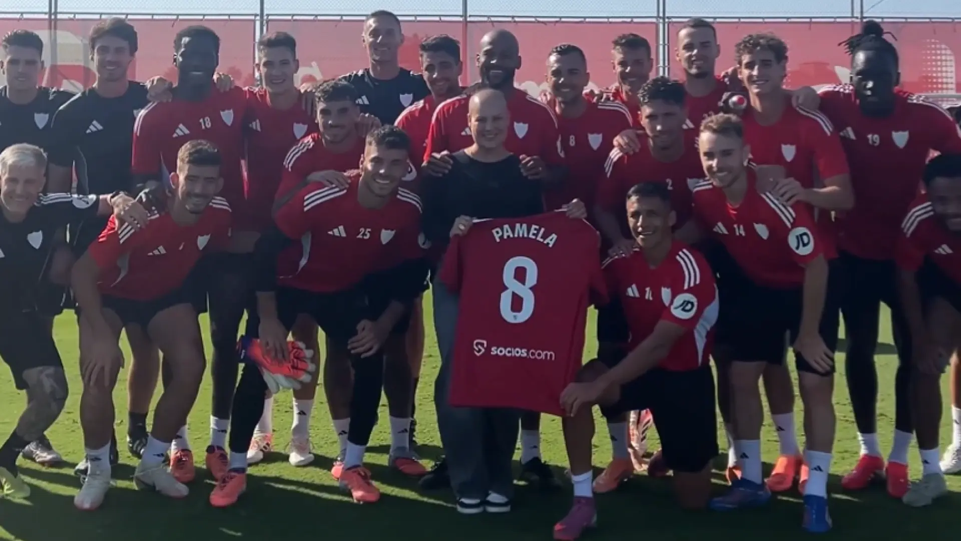 El emotivo homenaje del Sevilla a la mujer de Marcao tras superar un cáncer: "Eres un ejemplo para todos"