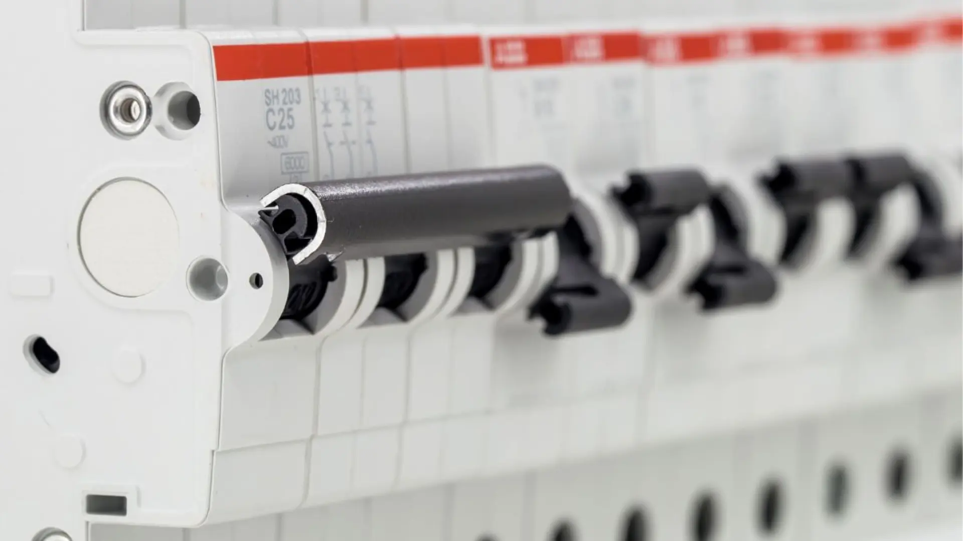 Que salte el diferencial puede dañar tus dispositivos: trucos para evitarlo de una de las grandes eléctricas de España