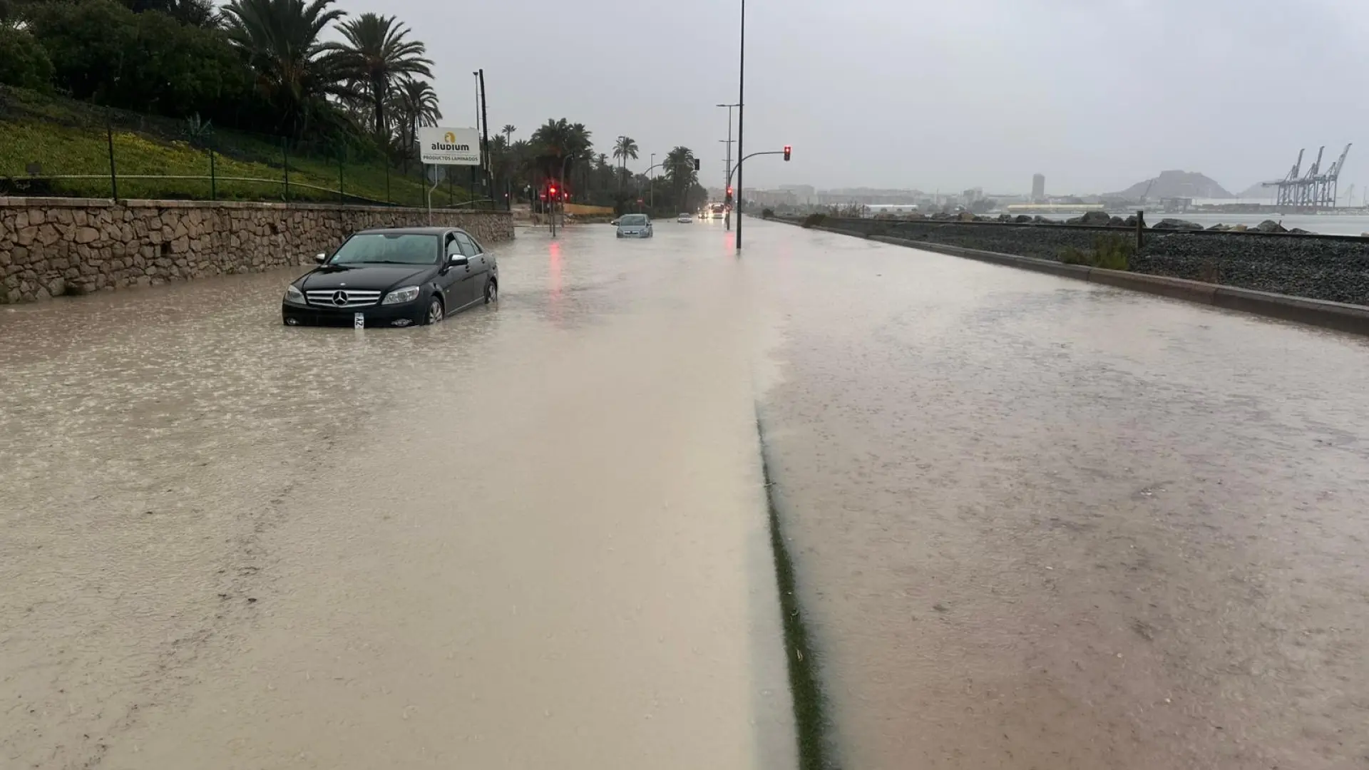 Última hora de la DANA Alice, en directo | Alerta roja en Alicante y Murcia ante "lo peor" de la DANA Alice: desalojos, problemas en trenes y tranvía y clases canceladas