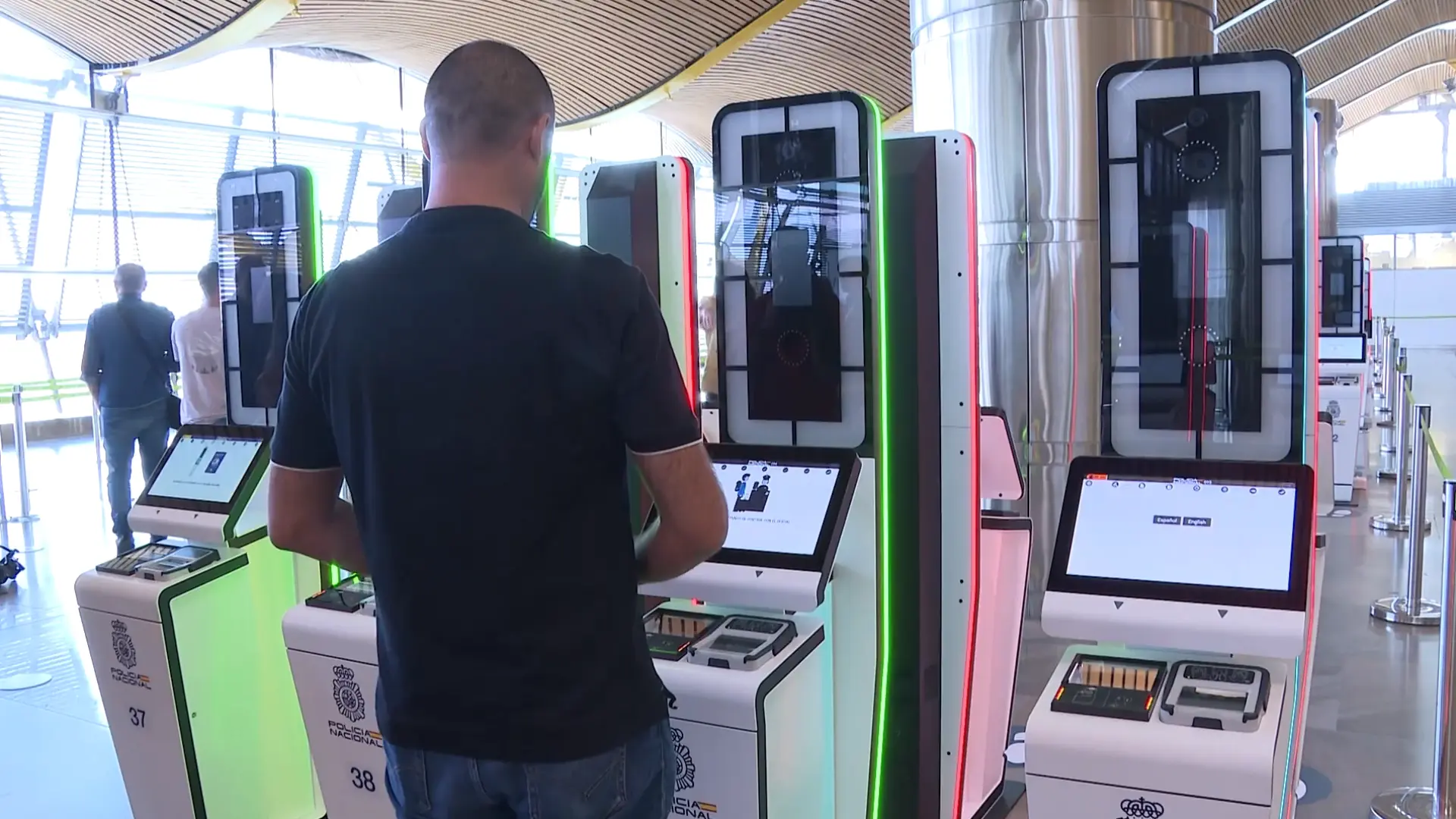 Así es el nuevo control de fronteras para los no europeos que llegan a Barajas