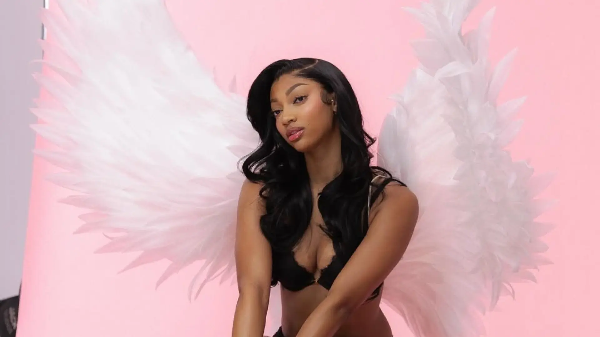 Angel Reese, estrella de la WNBA y primera deportista profesional en desfilar para Victoria's Secret: "Se cierra el círculo"