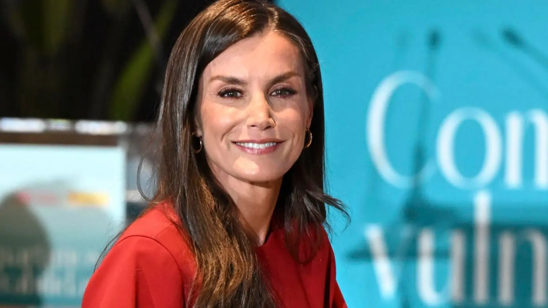Un vestido-capa: la nueva tendencia con la que la reina Letizia se atreve para este otoño