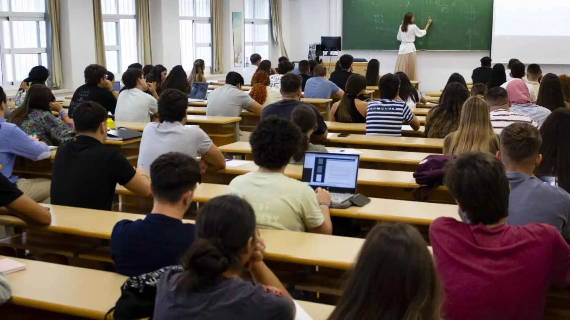 El nivel educativo en España sube, pero la brecha con Europa se mantiene