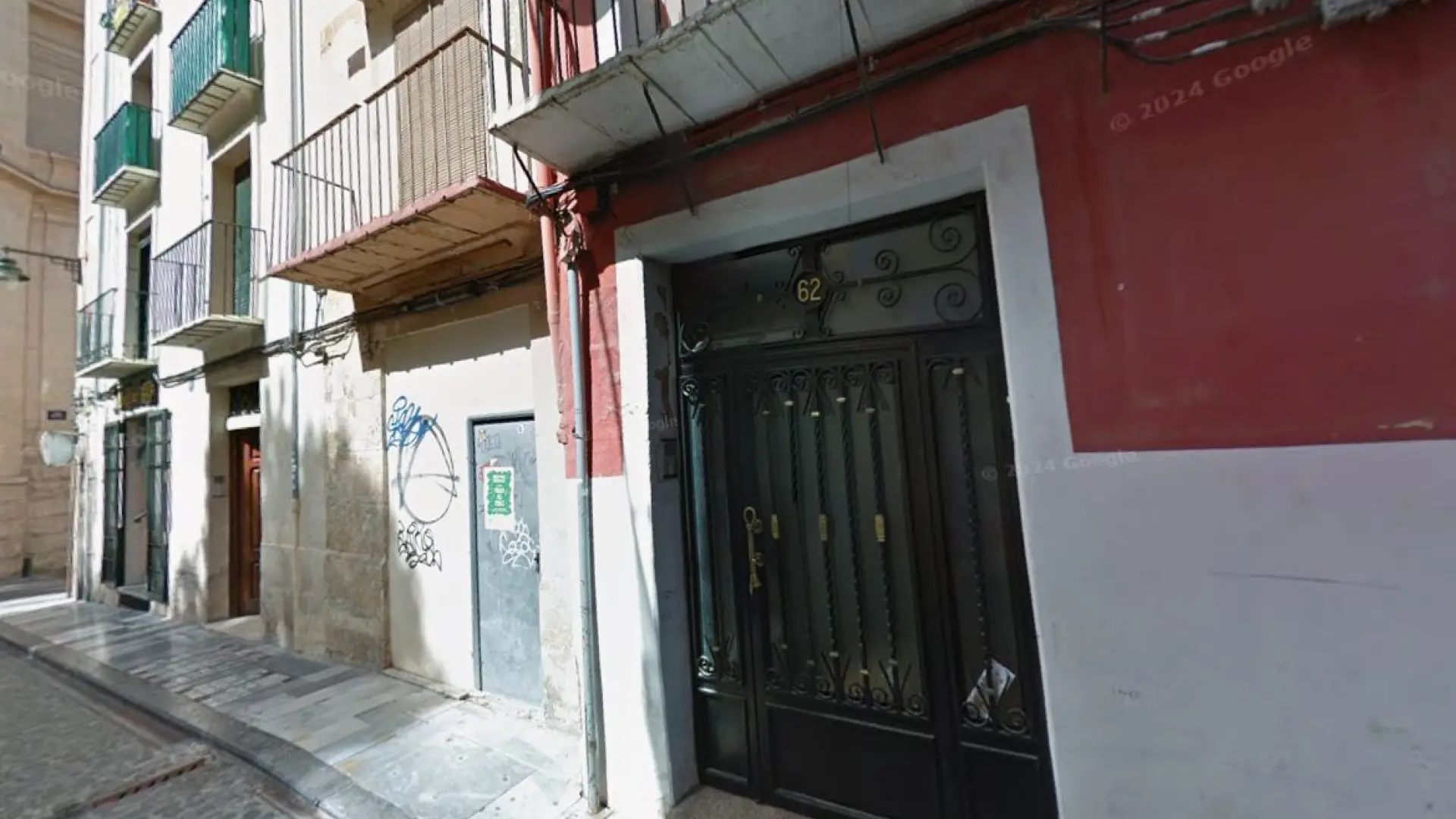 Desalojadas cuatro familias de un edificio en Alcoy tras desprenderse parte de la fachada