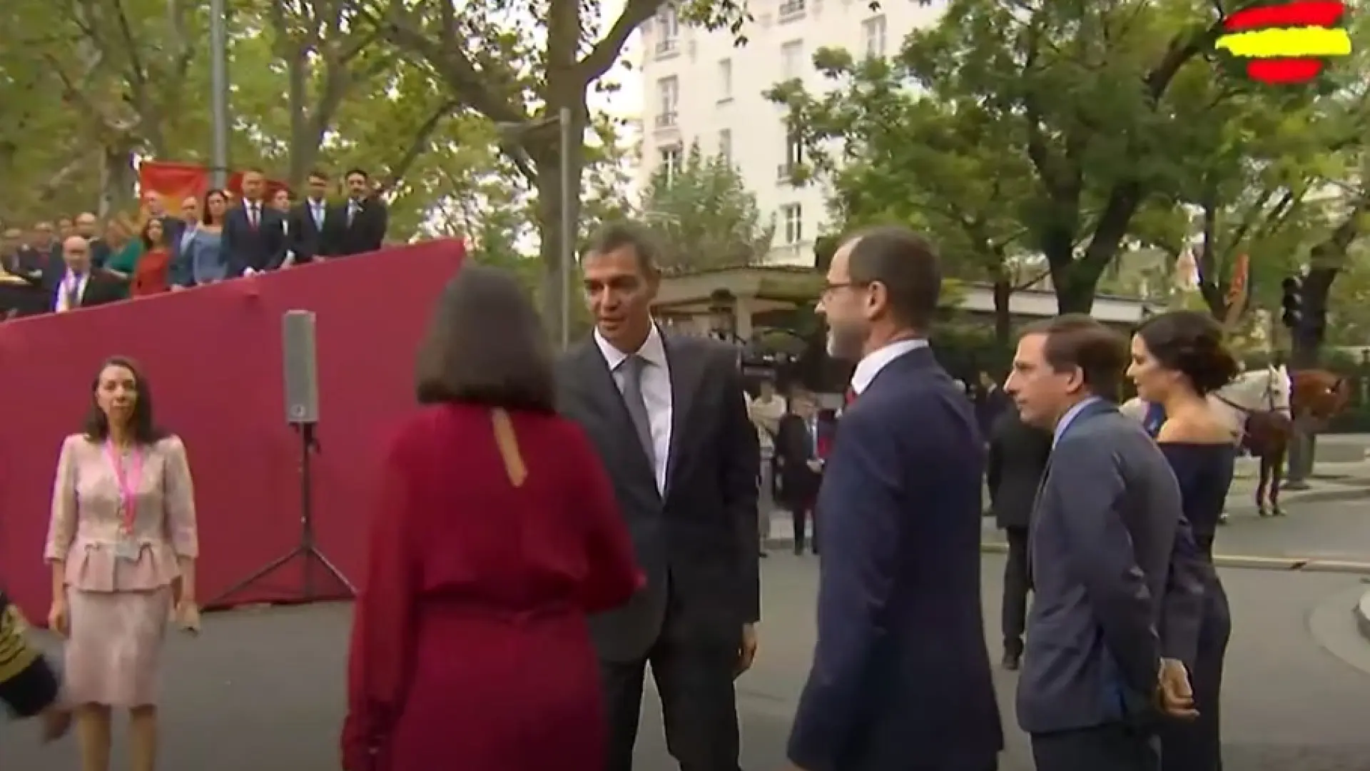 Así ha sido el momento del saludo entre Sánchez y Ayuso antes del desfile del 12-O