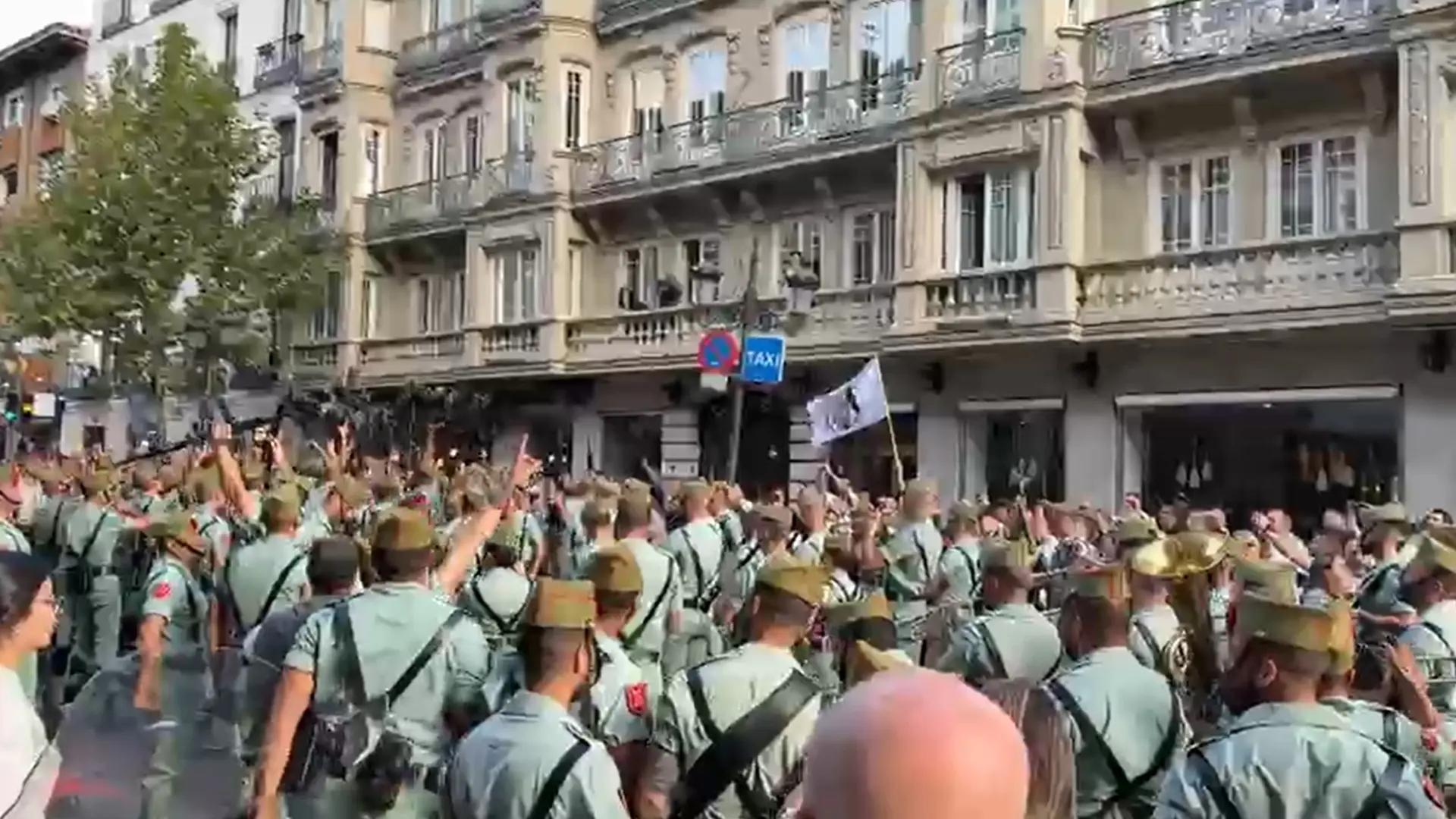 La 'fiesta' de los legionarios antes del desfile del 12 de octubre: saltos y cánticos en plena calle