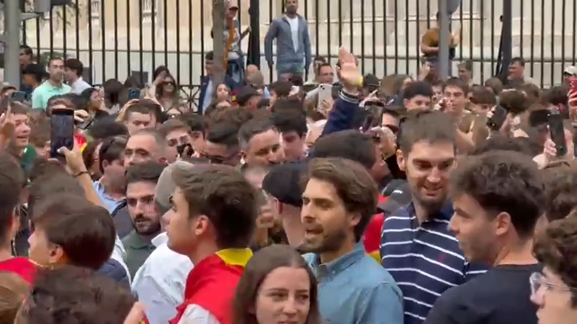 Abascal se da un baño de multitudes en el desfile del 12 de octubre tras renunciar a estar en el palco y al besamanos de los Reyes