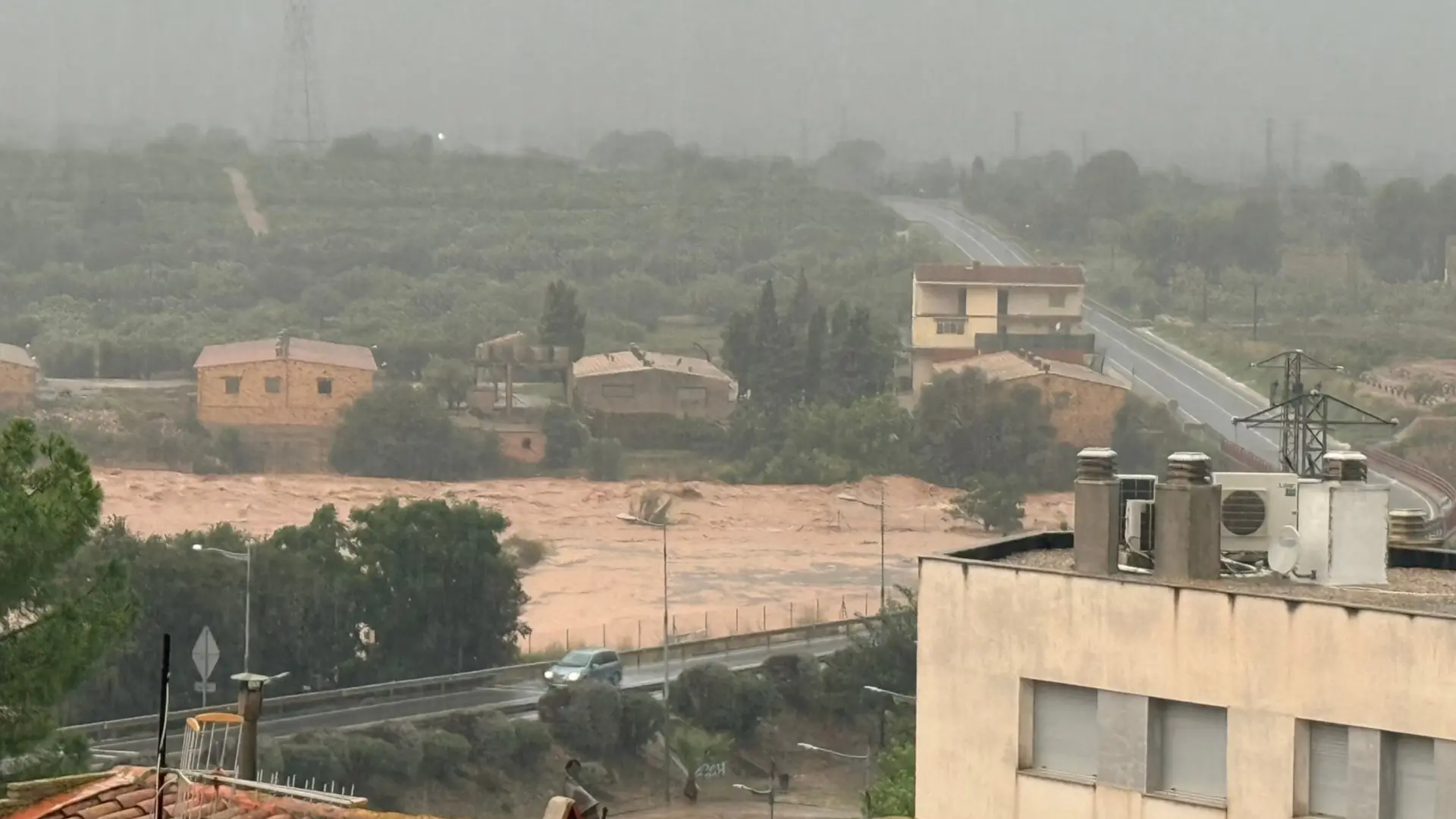 Alerta roja en el sur de Tarragona por lluvia torrencial: personas atrapadas en vehículos y bajos, barrancos desbordados, AP-7 cortada...