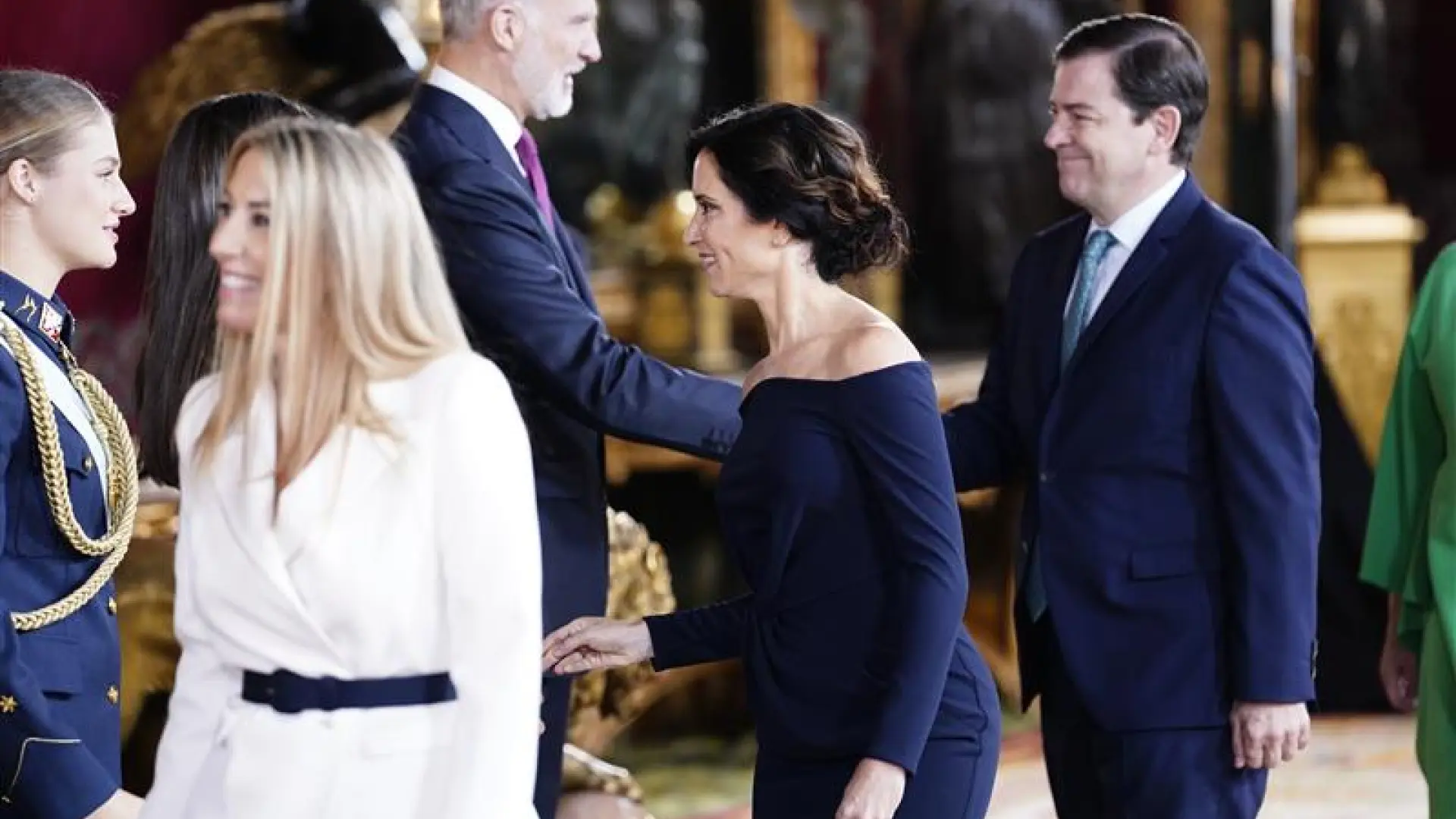 El análisis de una experta en protocolo sobre los fallos de vestimenta de las políticas en el Día de la Hispanidad: "Los hombros al descubierto no es lo más adecuado"