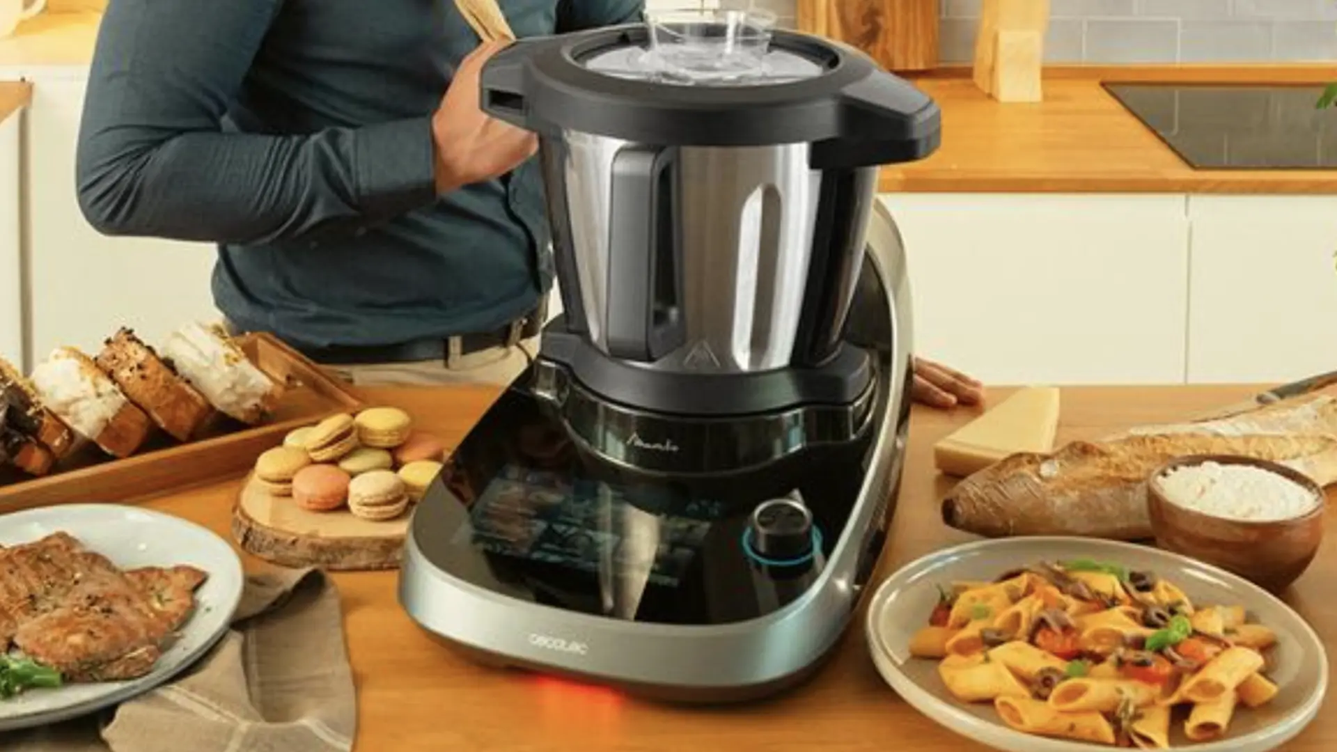 El robot de cocina definitivo tiene dispensador de alimentos y ahora está 120 euros más barato