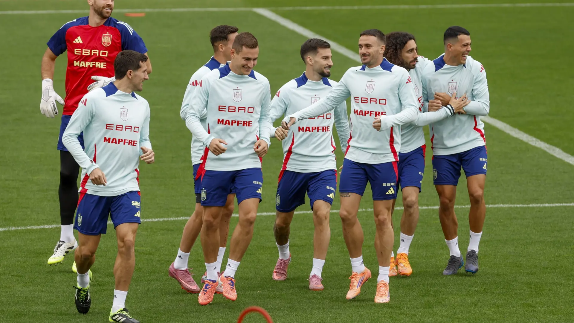 Luis de la Fuente prueba rotaciones en una sesión de entrenamiento con la nueva baja de Ferran Torres