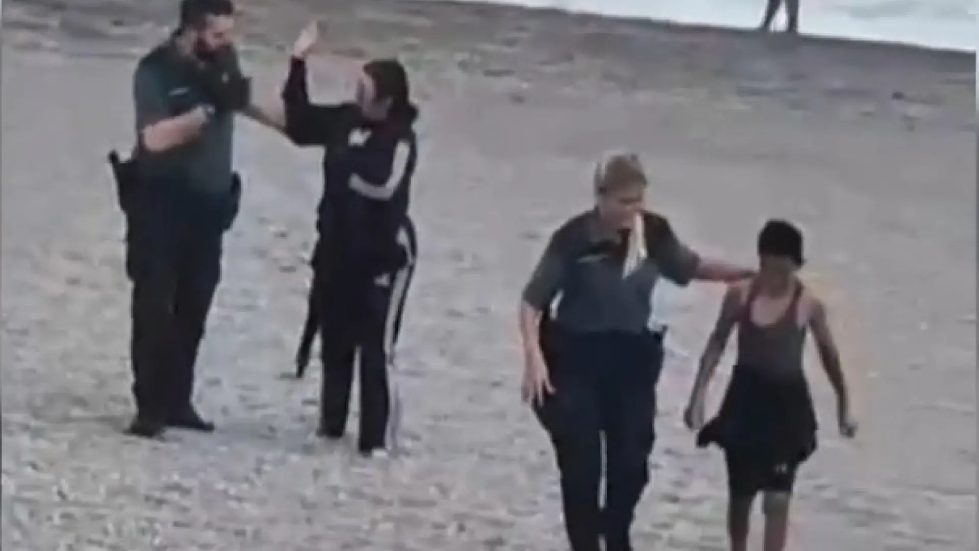 La increíble imagen de una madre y su hijo de 12 años llegando a nado a Ceuta desde Marruecos con la ayuda de un flotador