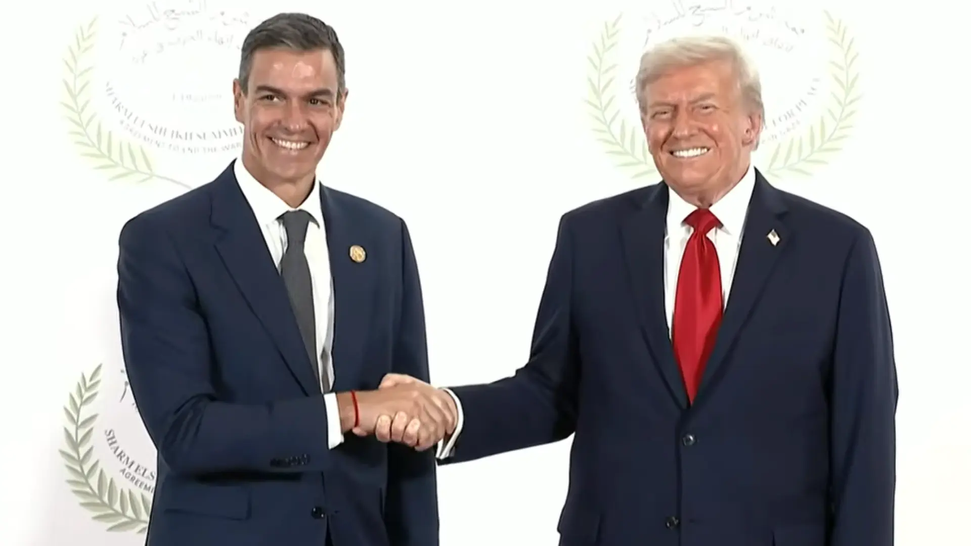 Así ha sido el esperado saludo entre Sánchez y Trump tras sus últimos desencuentros... con un 'tirón de mano' incluido