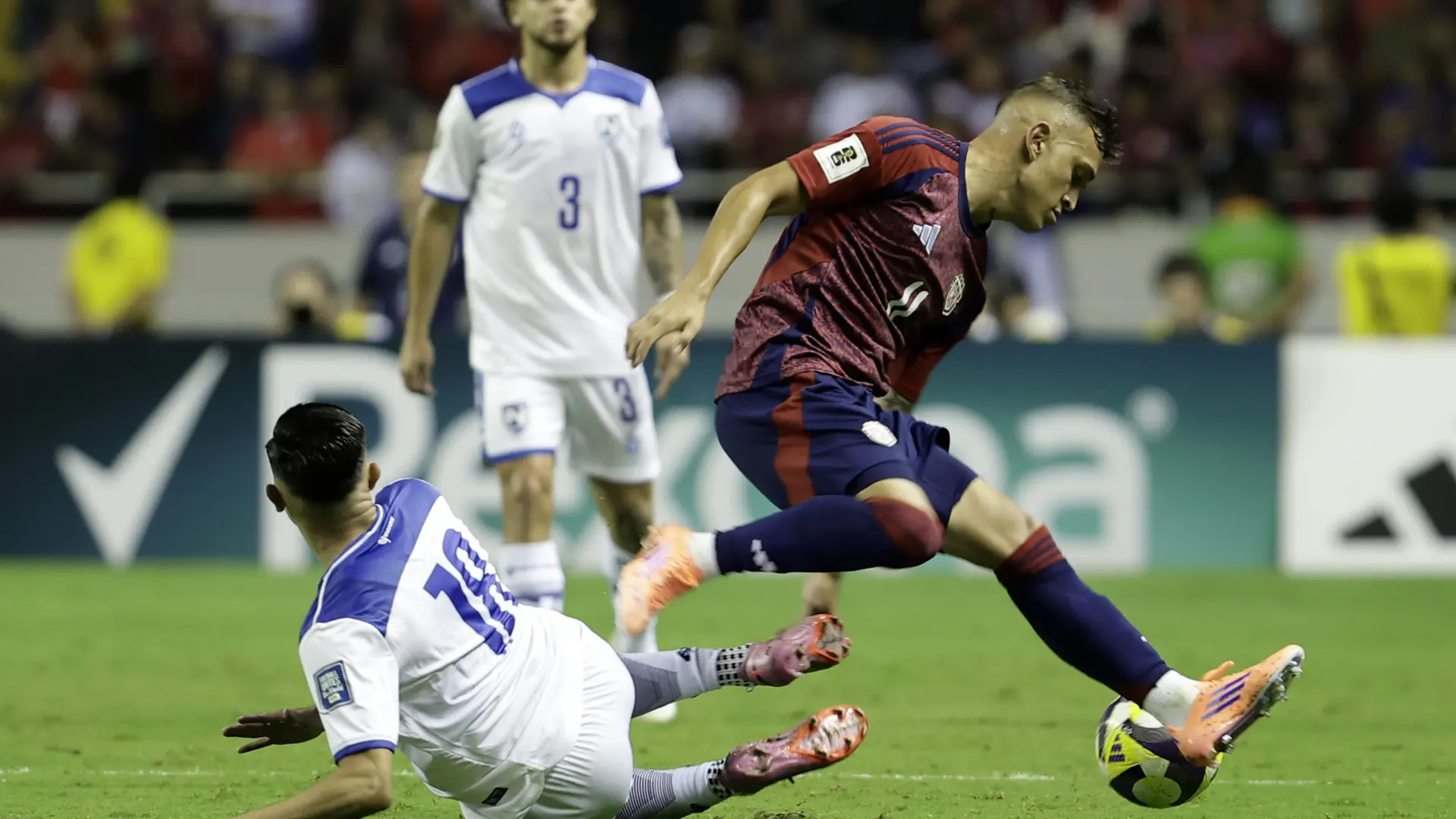 Surrealismo antes del Nicaragua - Costa Rica de clasificación para el Mundial: la policía entra al vestuario para detener a un futbolista