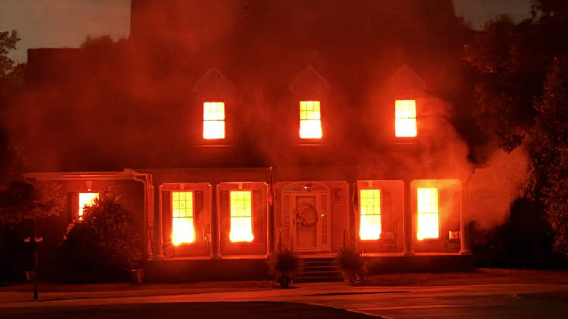 La decoración de Halloween de una casa en llamas es una pesadilla para los bomberos
