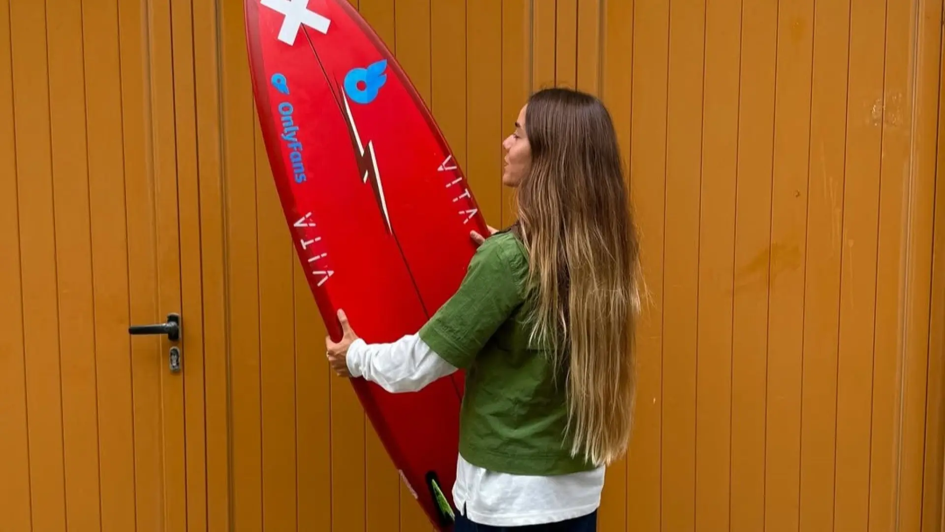 La surfista española Alazne Aurrekoetxea ficha por OnlyFans