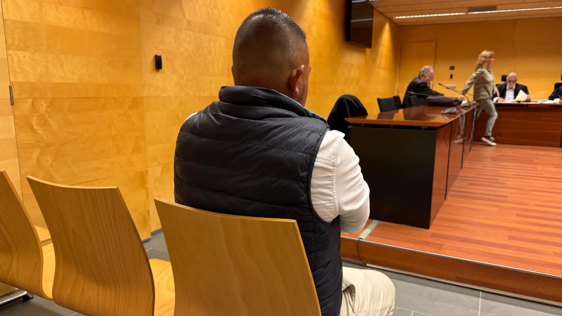 Juzgan a un hombre que afronta 18 años de cárcel por violar repetidamente a una menor en Puigcerdà a cambio de comprarle un móvil