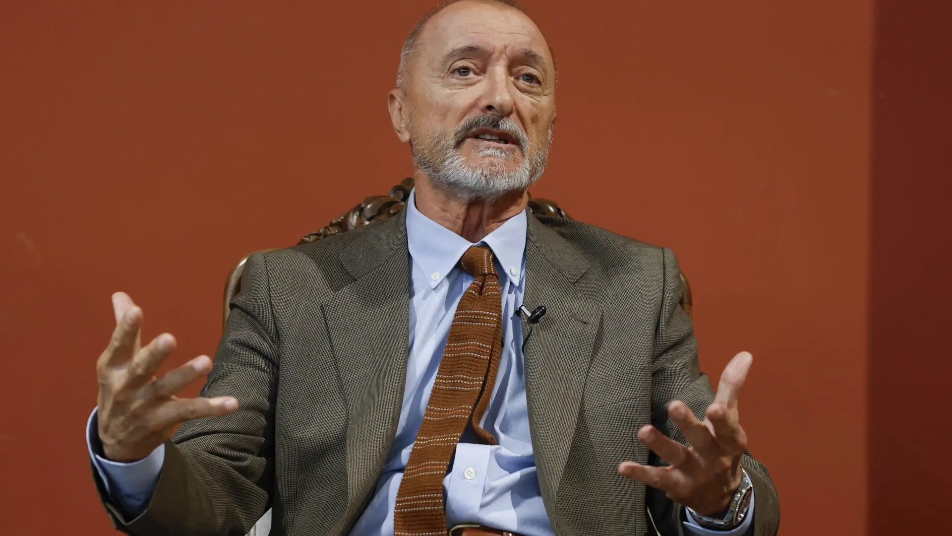 Arturo Pérez-Reverte no se moja en el enfrentamiento entre el Instituto Cervantes y la RAE: "Las guerras son malas"