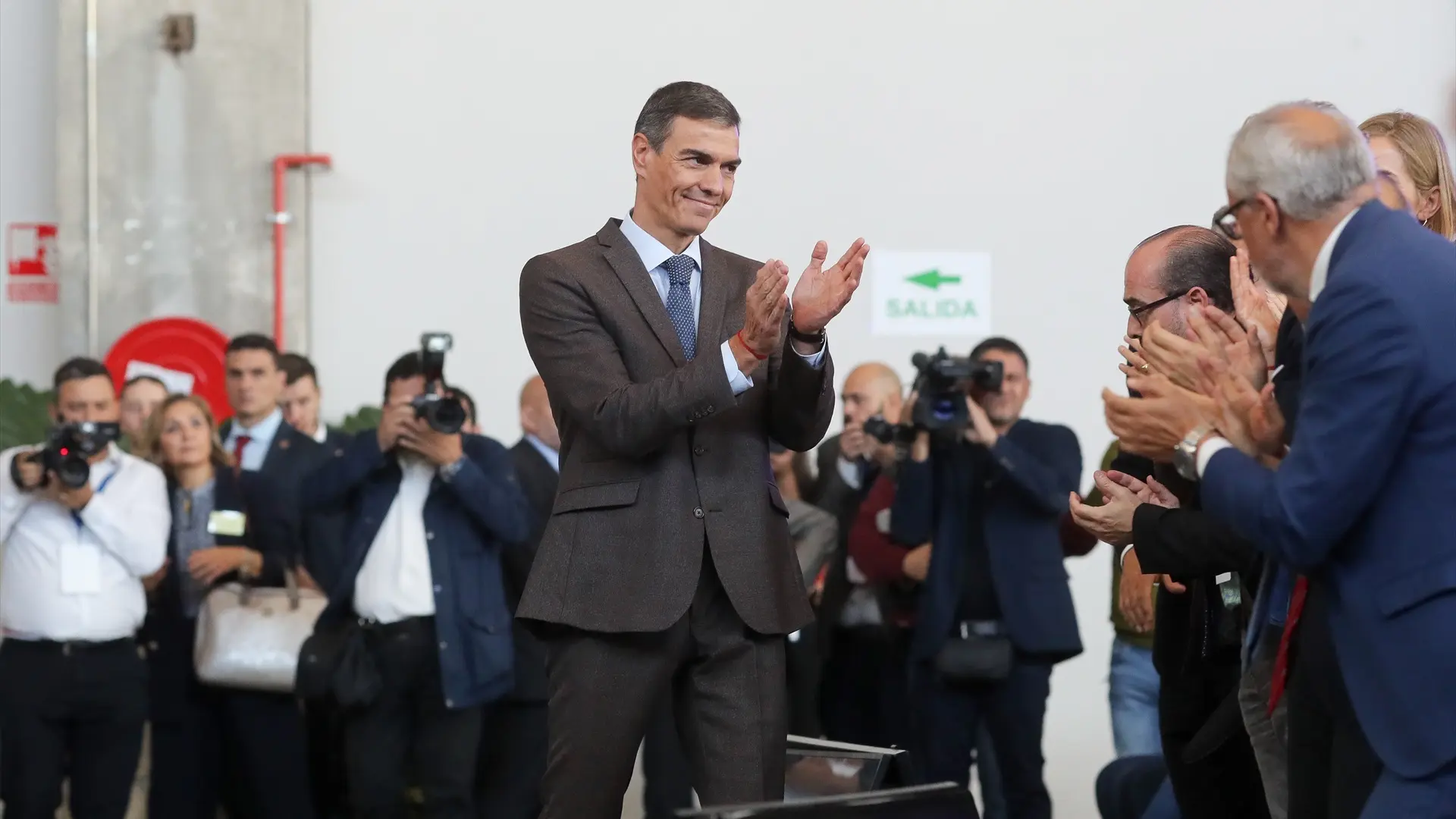 Sánchez intensifica su pulso con Ayuso para intentar desgastar a Feijóo y recuperar voto femenino tras el escándalo de Ábalos