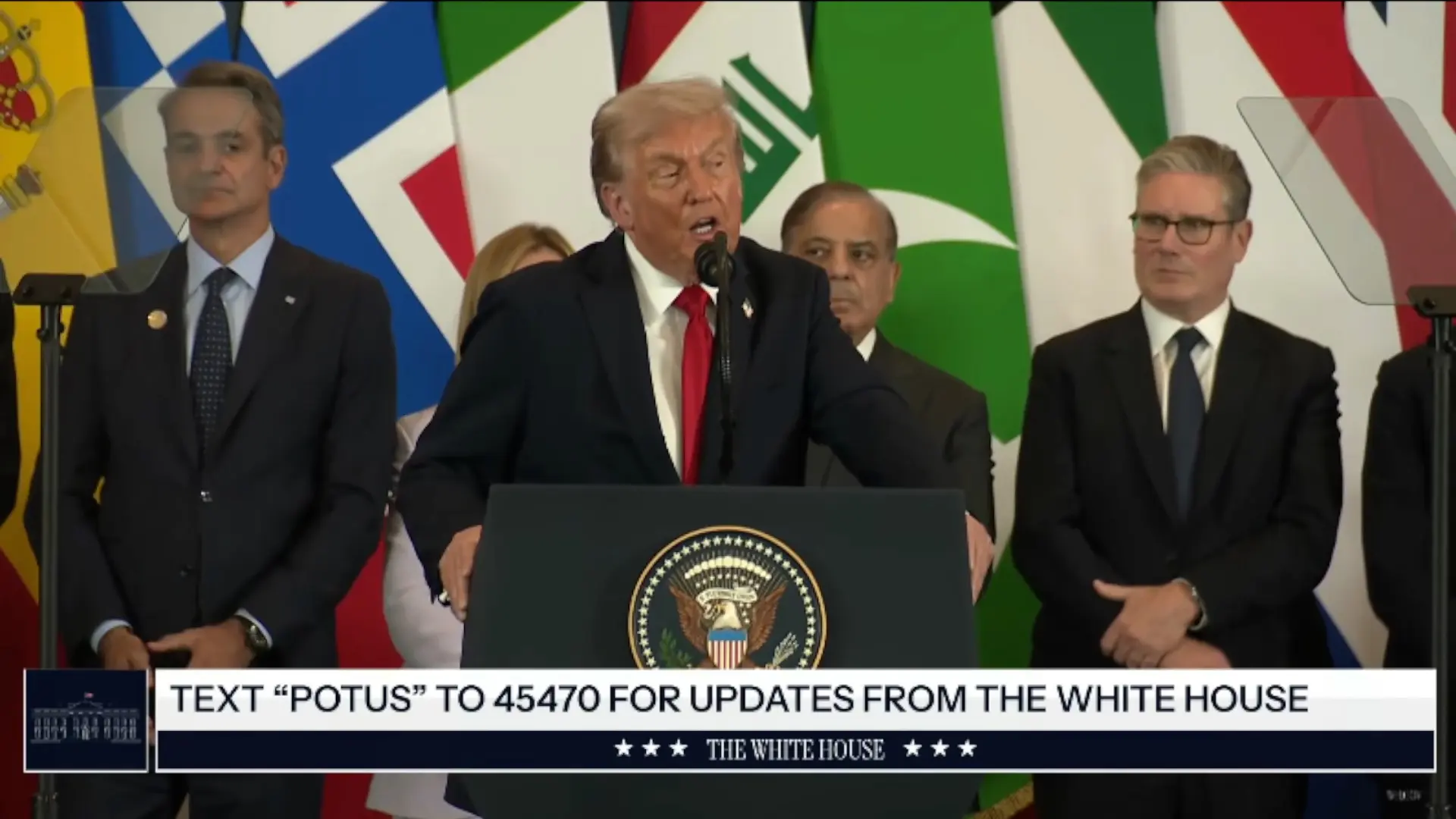 Trump bromea sobre Macron provocando la risa del resto de líderes: "No me puedo creer que hoy estés tan discreto"