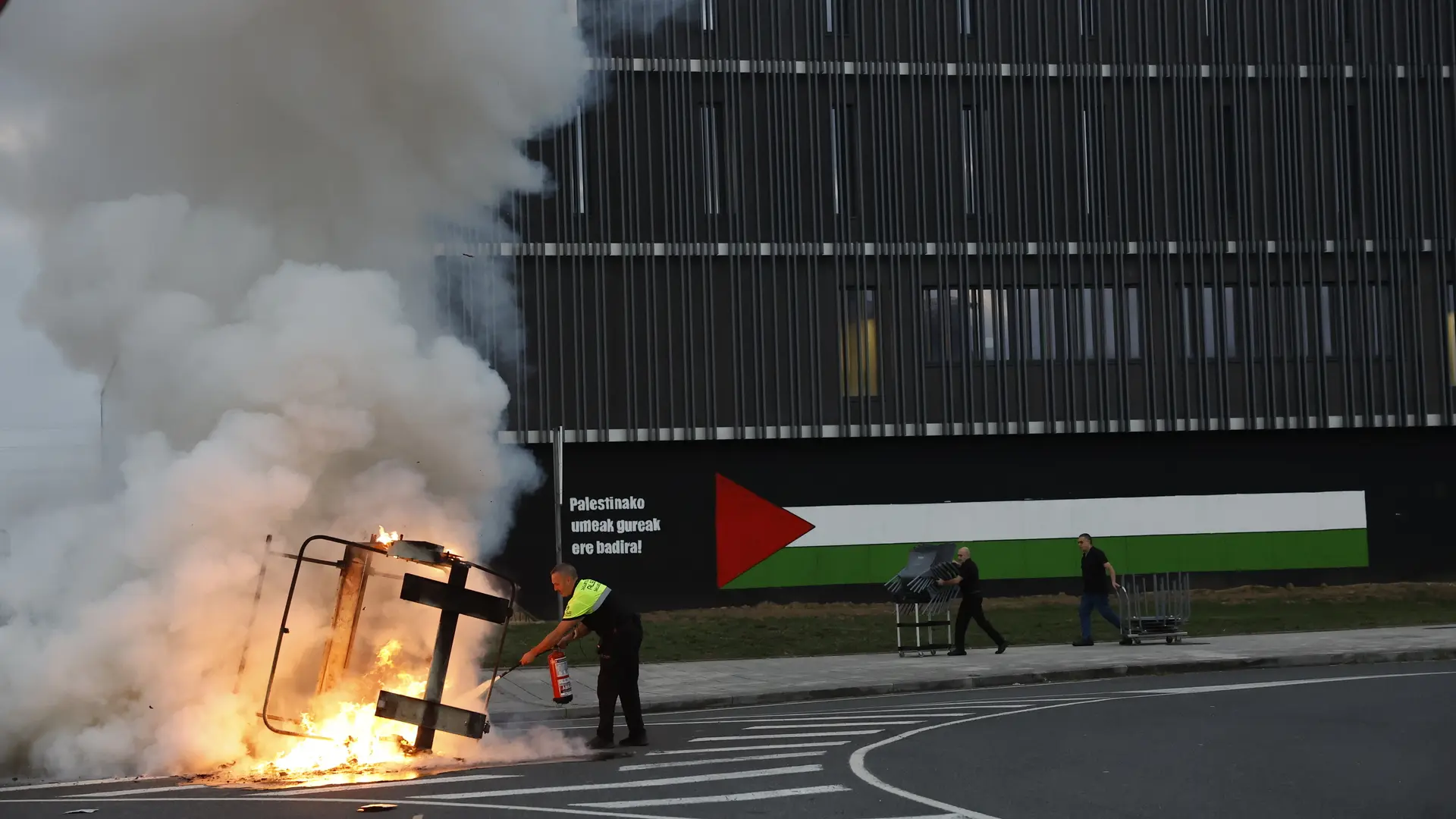 Altercados durante la huelga general por Palestina: queman varios contenedores en la Universidad del País Vasco