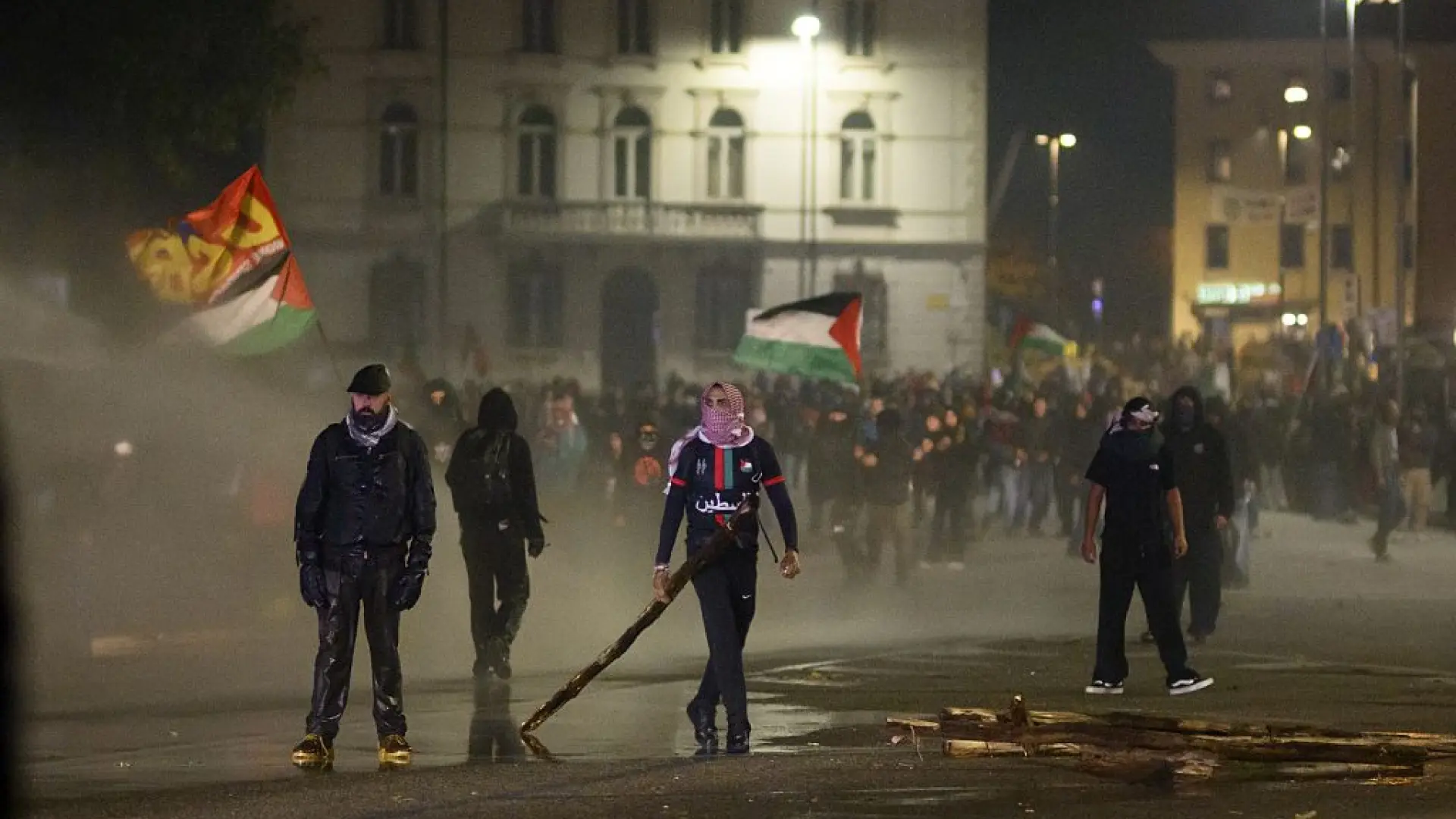 Francotiradores, miles de manifestantes, varios heridos...: el caos de las protestas propalestinas antes del Italia - Israel