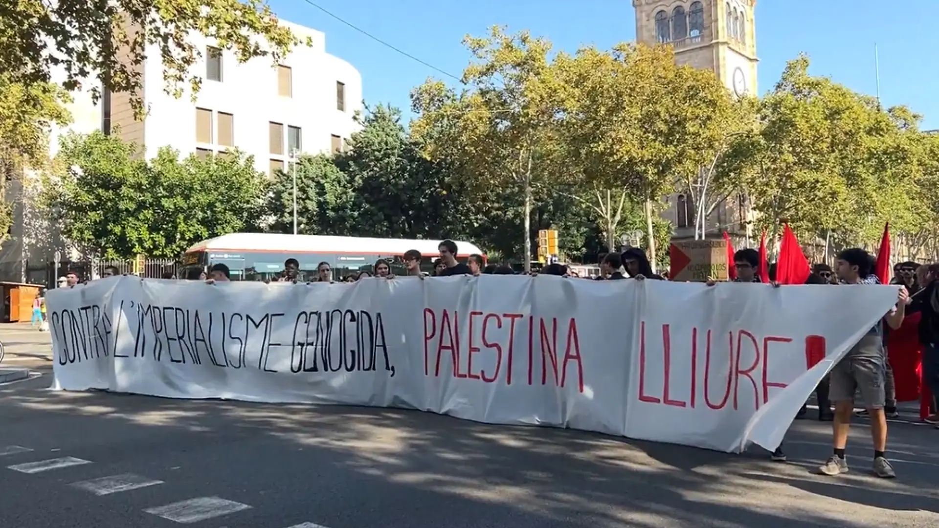 Los Mossos cargan en Sants para evitar que los manifestantes entren a la estación