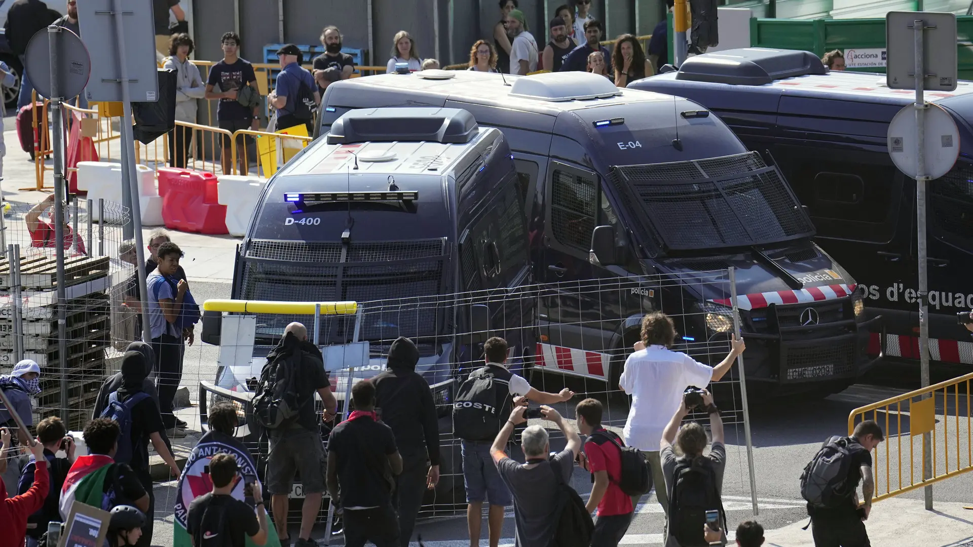Los Mossos cargan en Sants para evitar que los manifestantes entren a la estación