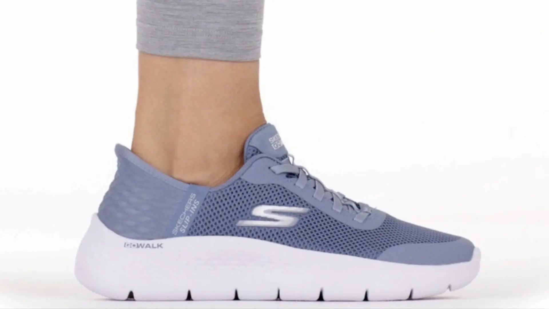 Estas Skechers están rebajadas en nueve colores: ideales para pies anchos y se ponen sin tener que agacharte