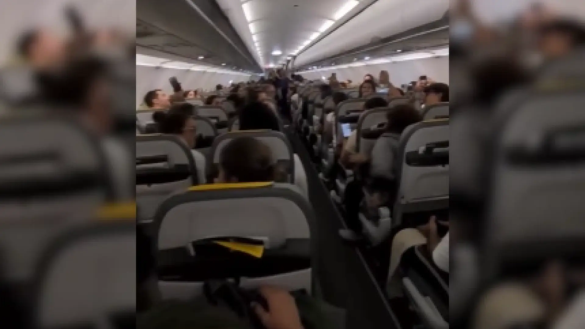 Un grupo coral de 40 personas sorprende a los viajeros de un vuelo Bilbao-Barcelona: "Un regalo del cielo"