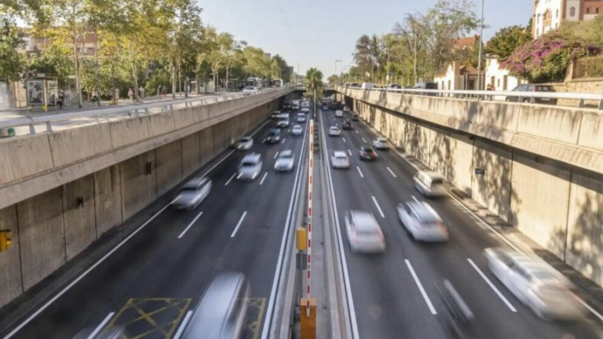 El Ayuntamiento acometerá una nueva fase de la cobertura de la Ronda de Dalt para construir salidas de emergencia del lado mar