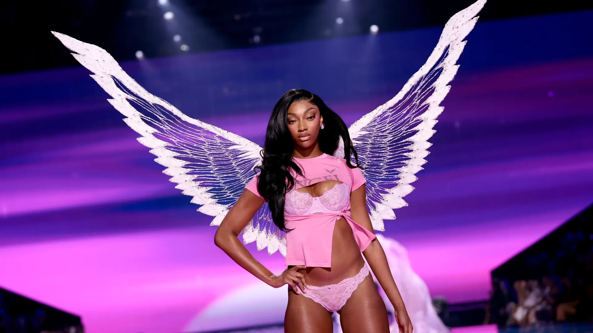 Angel Reese se convierte en la primera deportista en colgarse las alas del desfile de Victoria's Secret