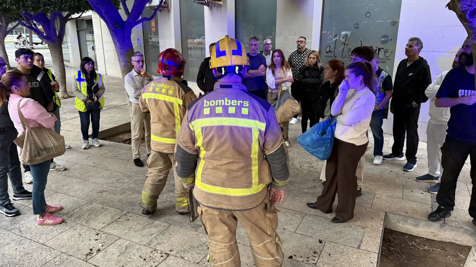 Los Bombers inspeccionan el bloque afectado por la fuga de gas en L'Hospitalet y avisan a los vecinos de que no podrán volver aún