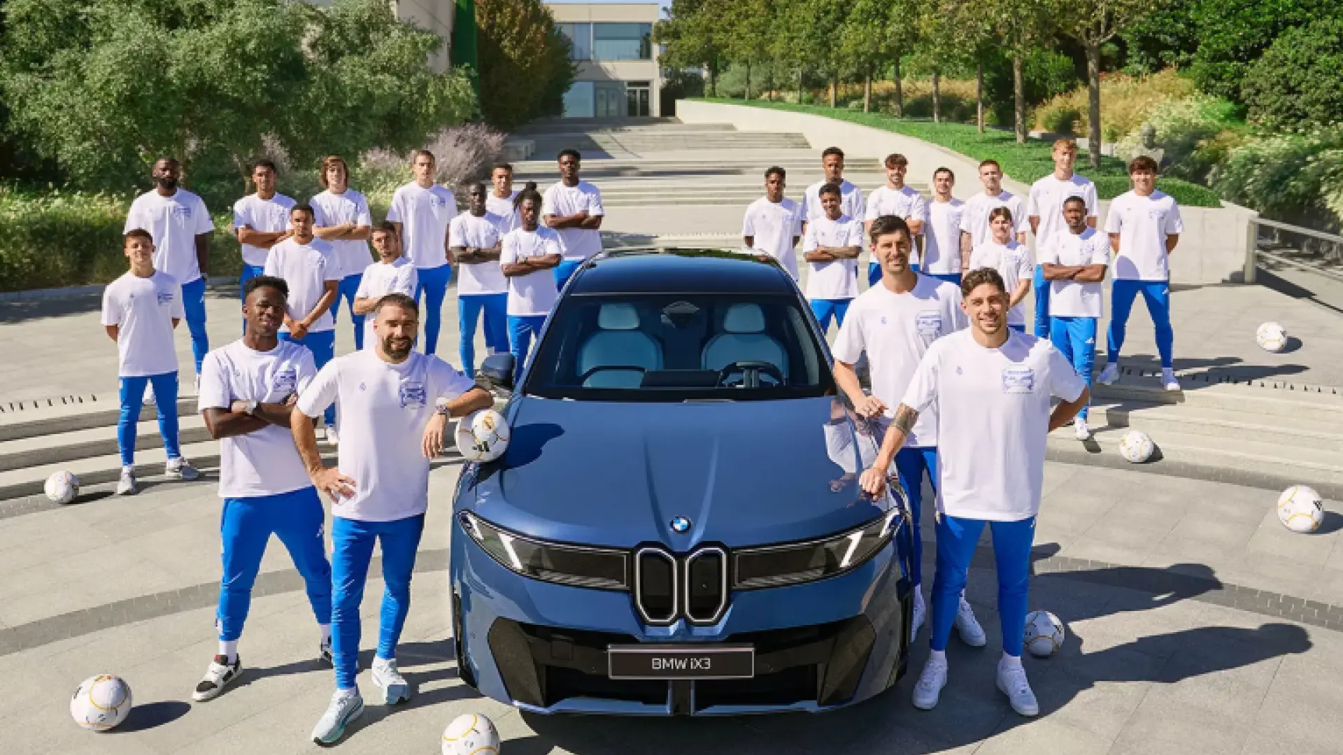 Los jugadores del Real Madrid reciben sus espectaculares coches para esta temporada