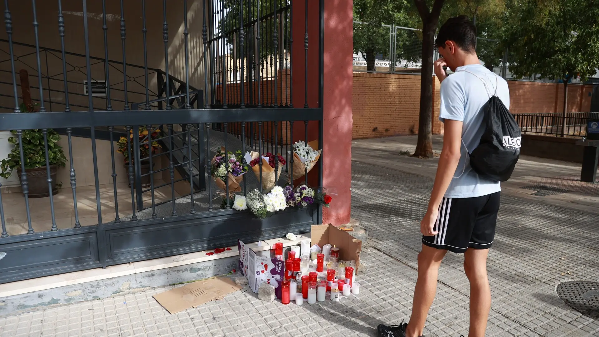 El colegio de la menor de Sevilla que murió tras caer por un balcón no activó el protocolo por acoso