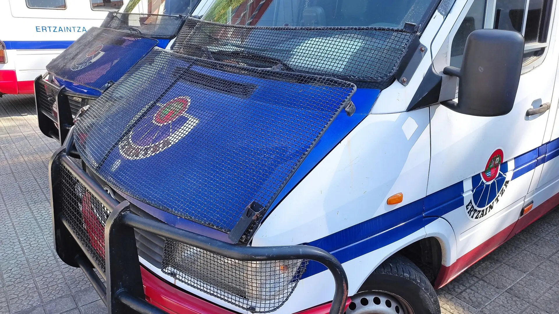 La Ertzaintza abre una investigación interna por supuestas lesiones a un joven tras el acto de Falange en Vitoria-Gasteiz