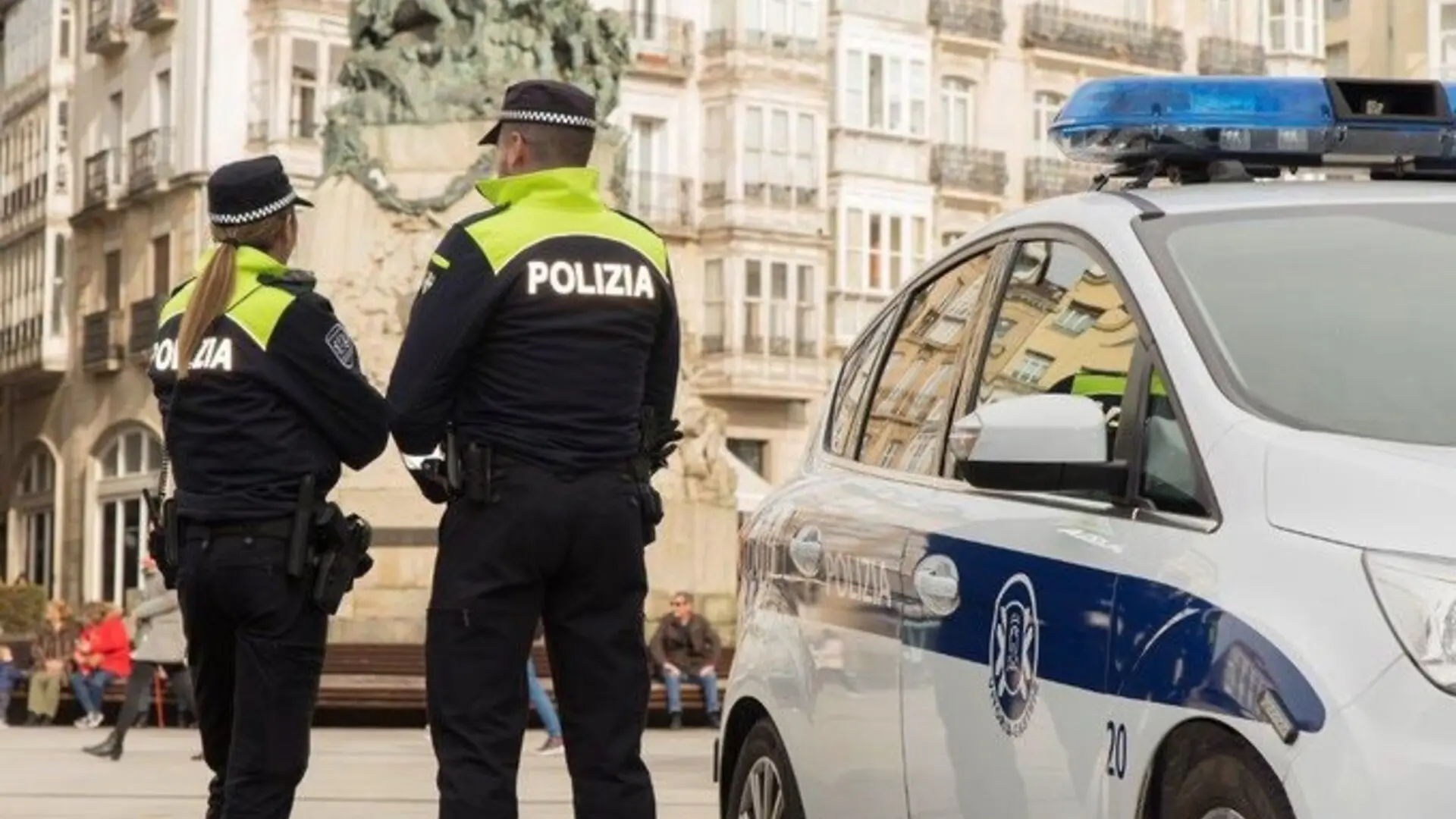 Heridos dos policías locales tras chocar un autobús, un turismo y un vehículo de la Guardia Urbana en Vitoria-Gasteiz