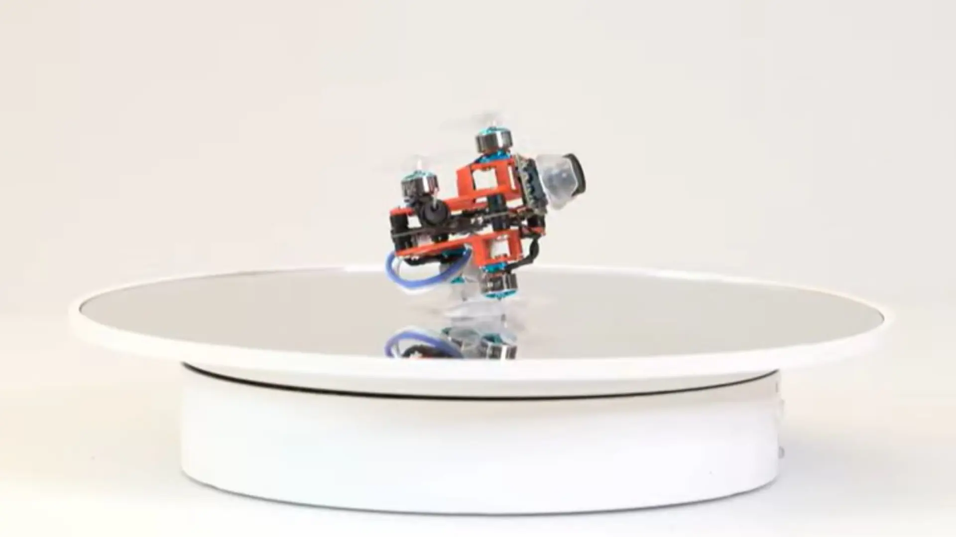 El dron más pequeño del mundo es real: mide lo mismo que una patata frita y vuela con precisión