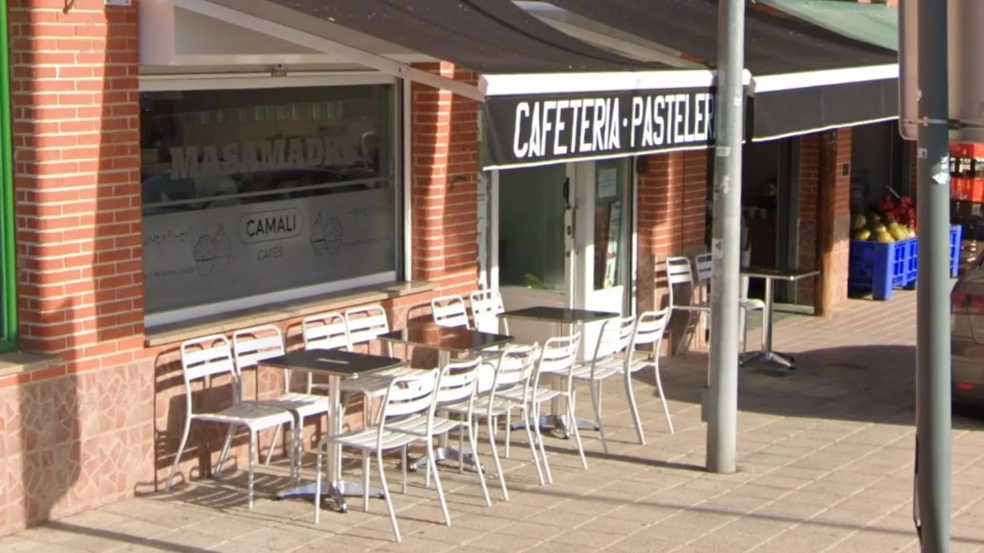 Seis heridos al estrellarse un coche contra la terraza de una cafetería en Fuensalida