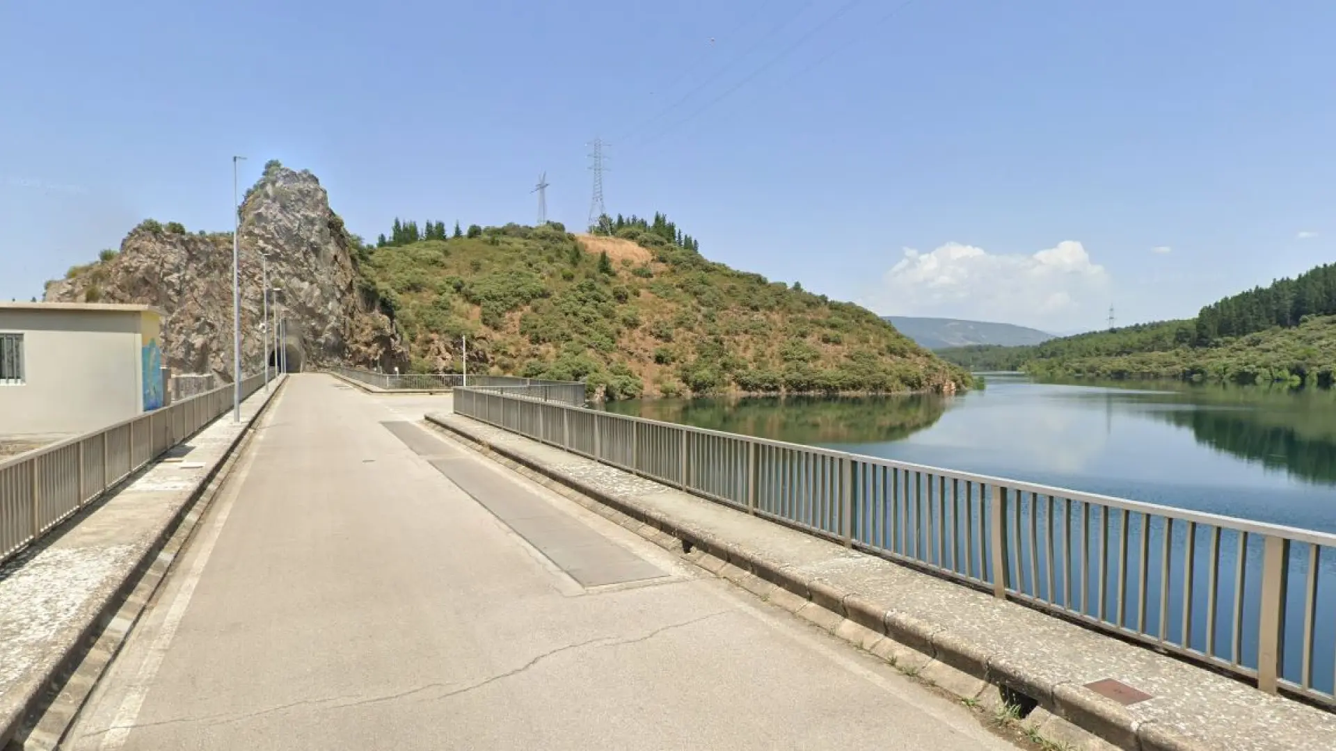 Dos muertos al incendiarse un coche tras chocar junto a una presa en Ponferrada
