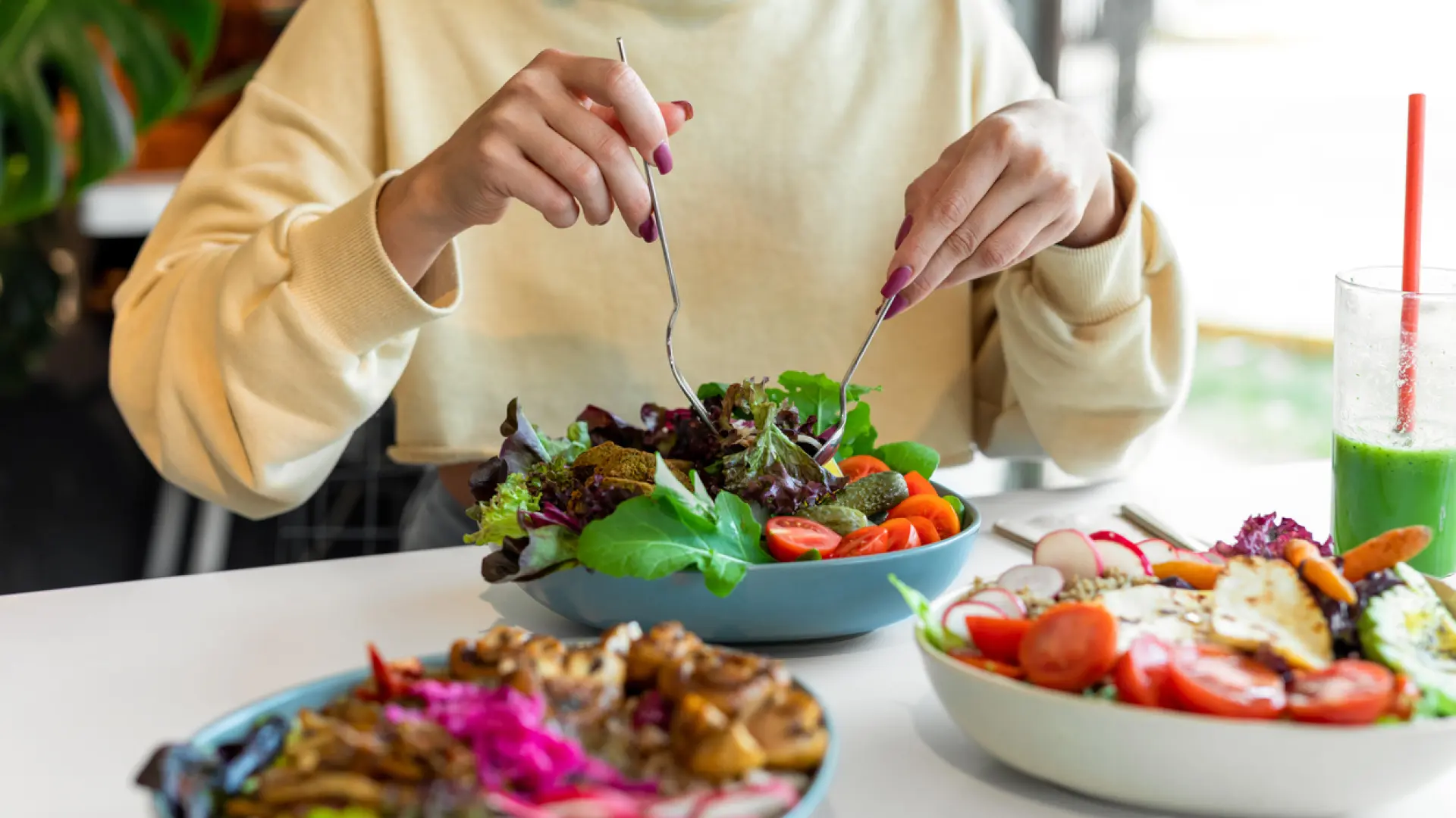 Así es la dieta que reduce el riesgo de cáncer de mama, según una experta: "No hay alimentos milagrosos"