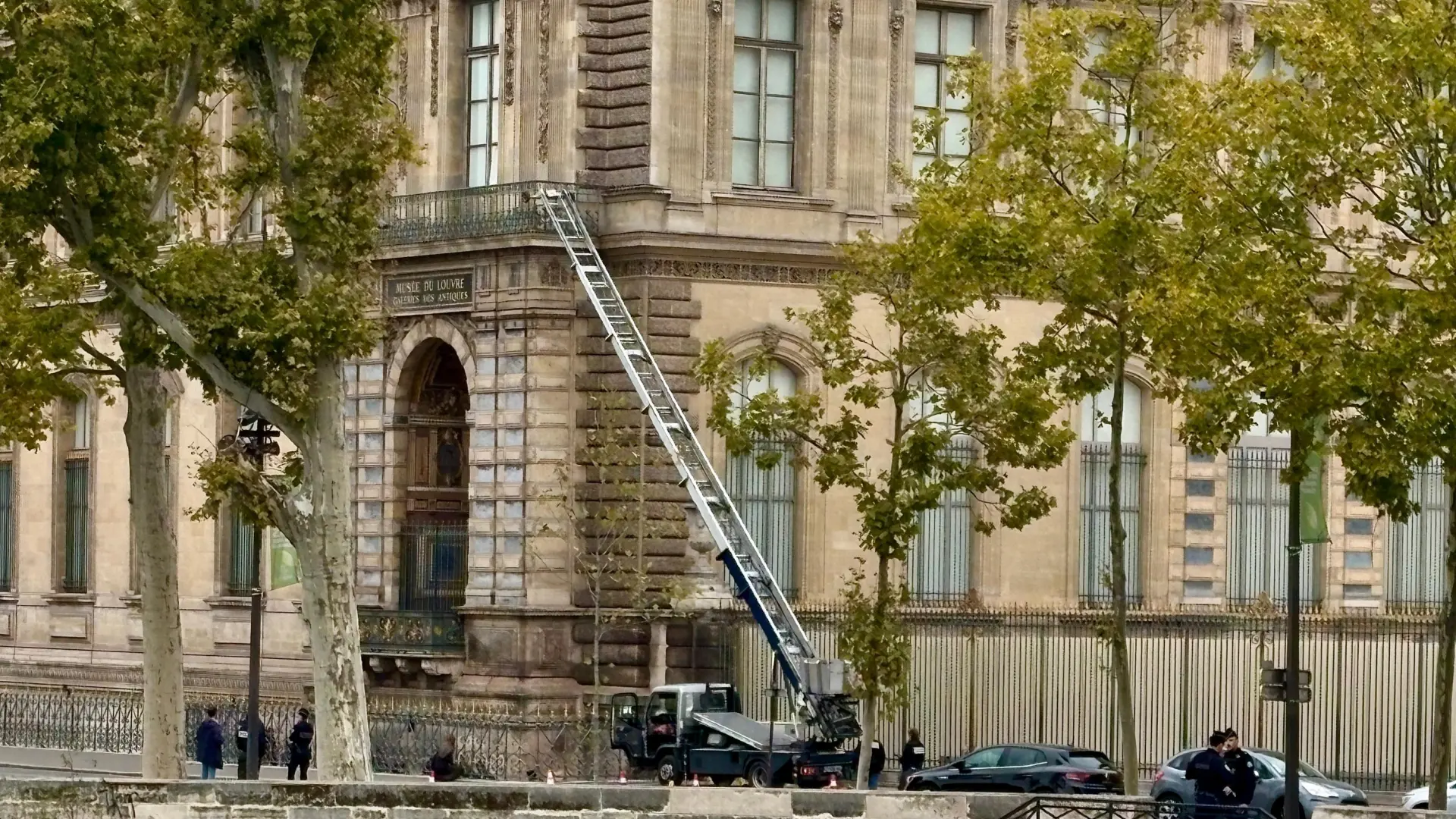 La empresa de la grúa que usaron para robar en el Louvre aprovecha las fotos para hacer publicidad: "Rápidos y silenciosos"
