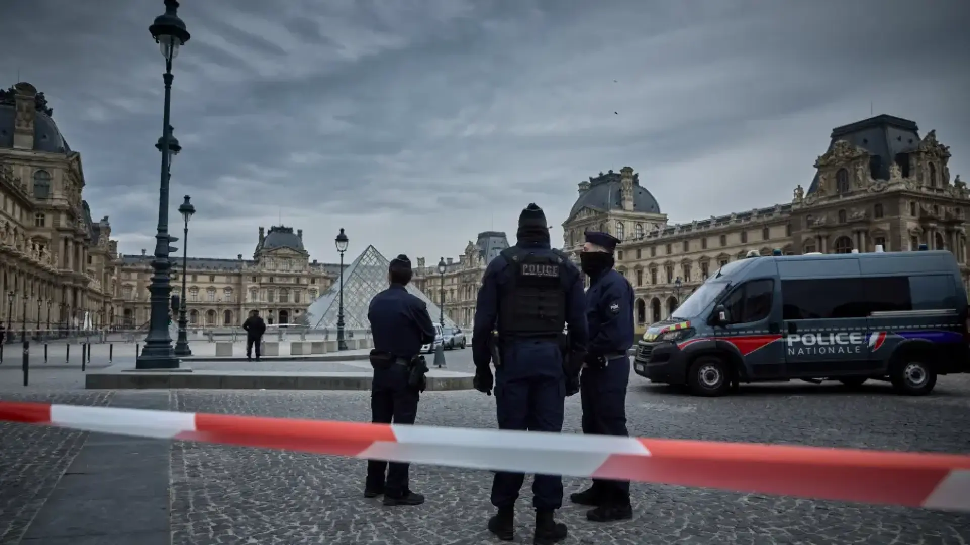 Un robo en el Louvre provoca el cierre del museo: ladrones se llevan nueve joyas y rompen una corona durante su huida