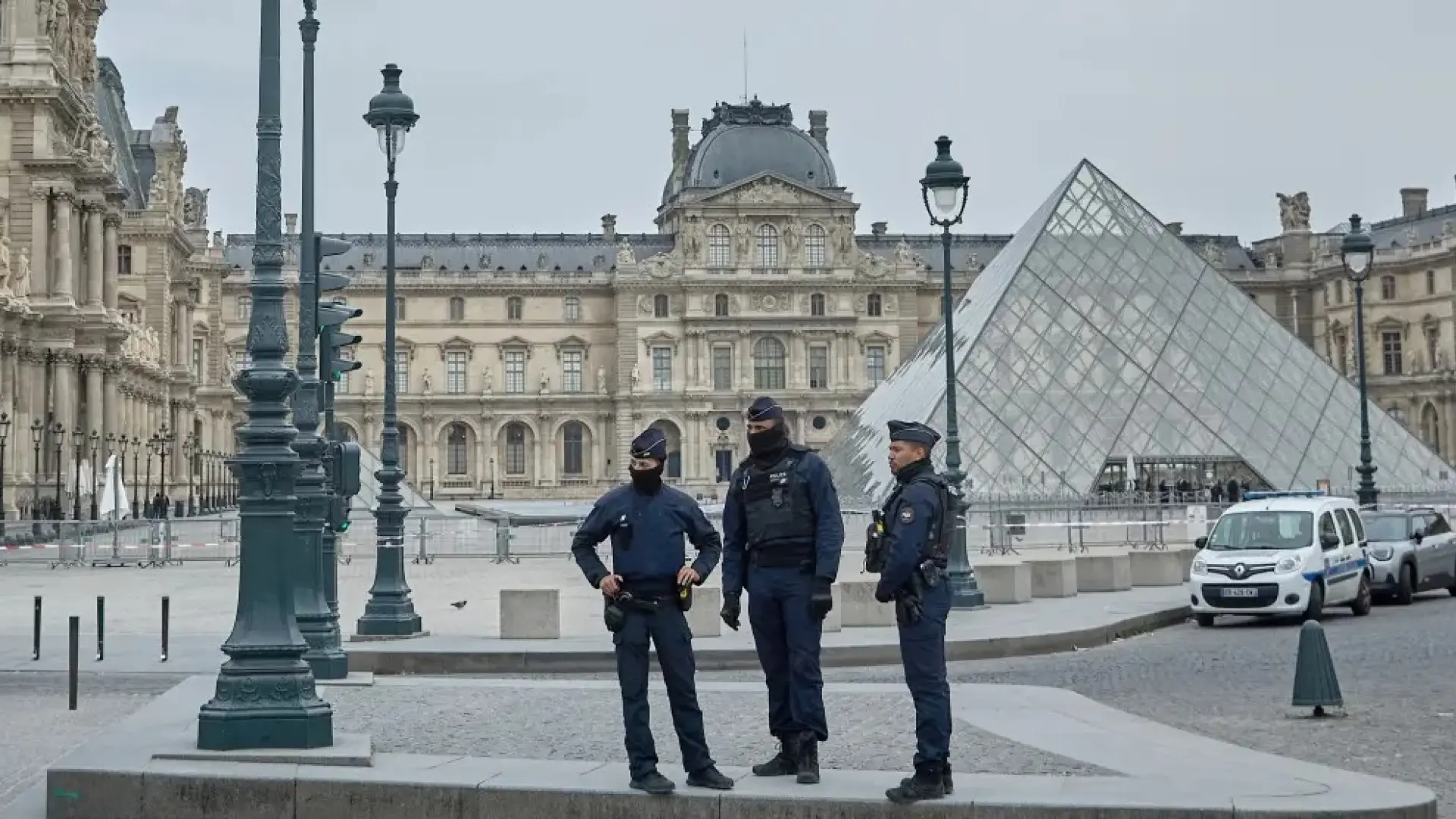 Los 'Panteras Rosas', un cómplice interno o un encargo de un coleccionista... Las teorías detrás del 'robo del siglo' en el Louvre